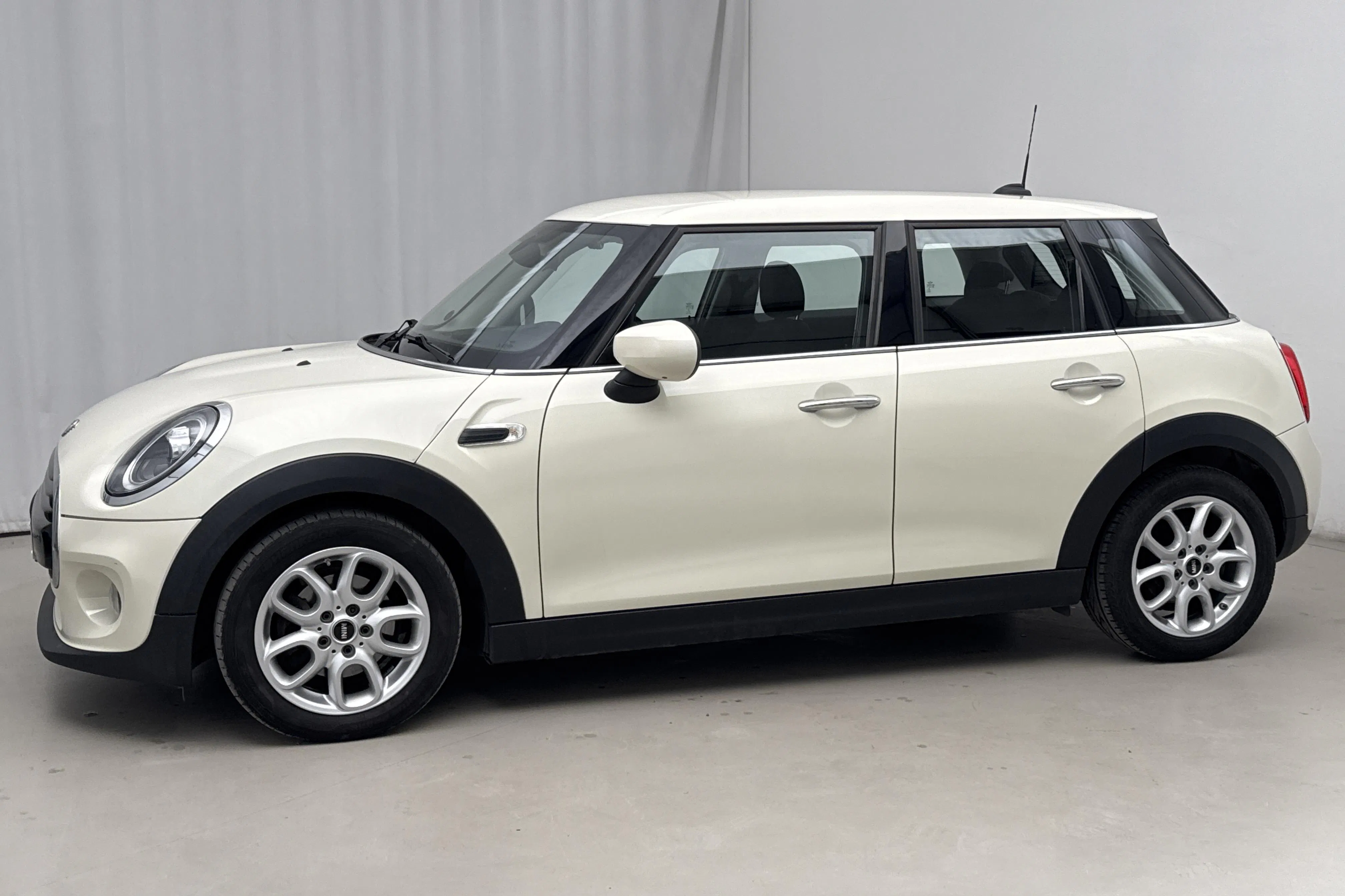 Presentationsfoto 2 av 14: MINI Cooper Hatch 5dr, F55 (136hk) - 12 496 mil - Automat - vit - 2021