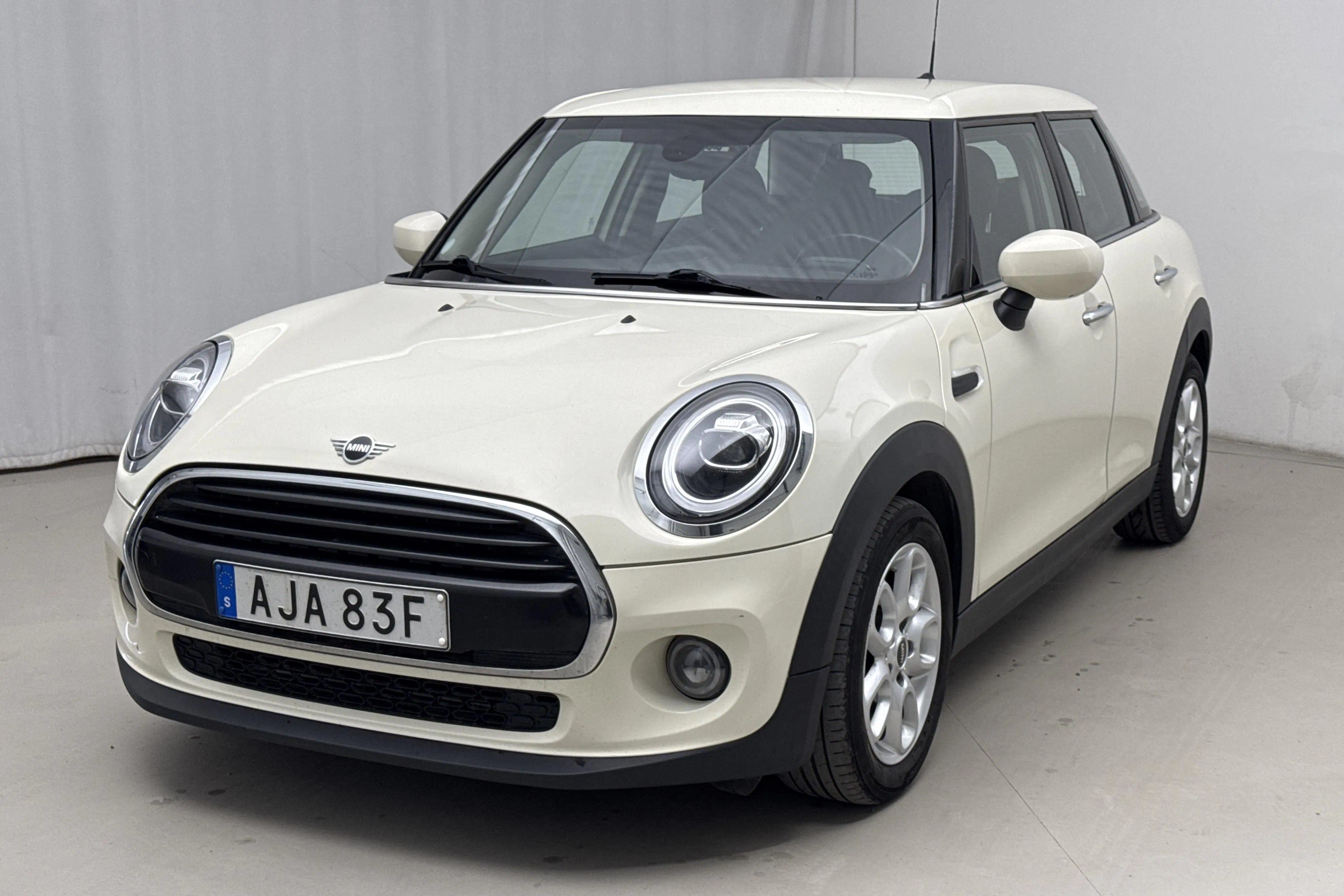 Presentationsfoto 1 av 14: MINI Cooper Hatch 5dr, F55 (136hk) - 12 496 mil - Automat - vit - 2021
