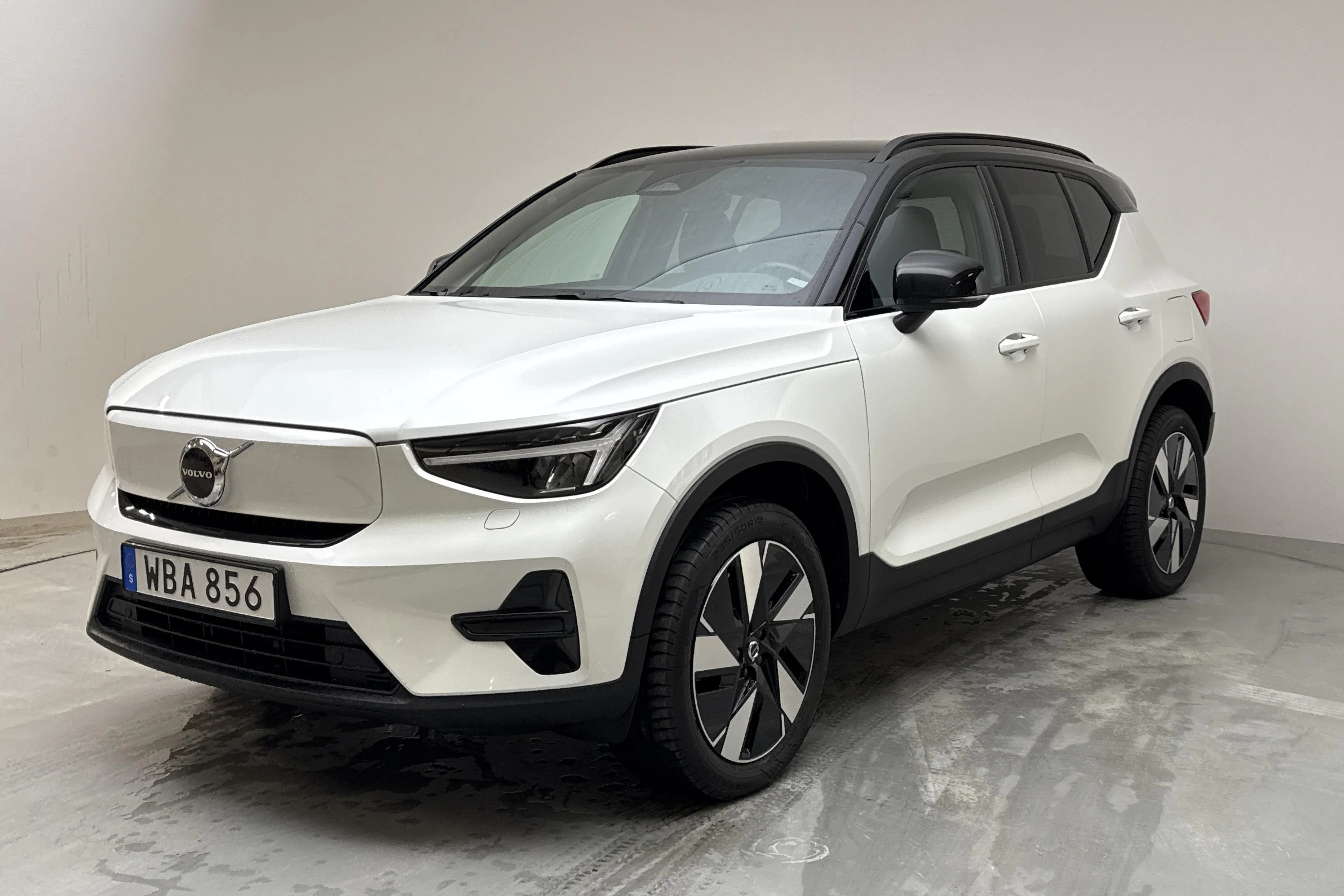 Presentationsfoto 1 av 18: Volvo XC40 Recharge Extended Range (252hk) - 11 759 mil - Automat - vit - 2024