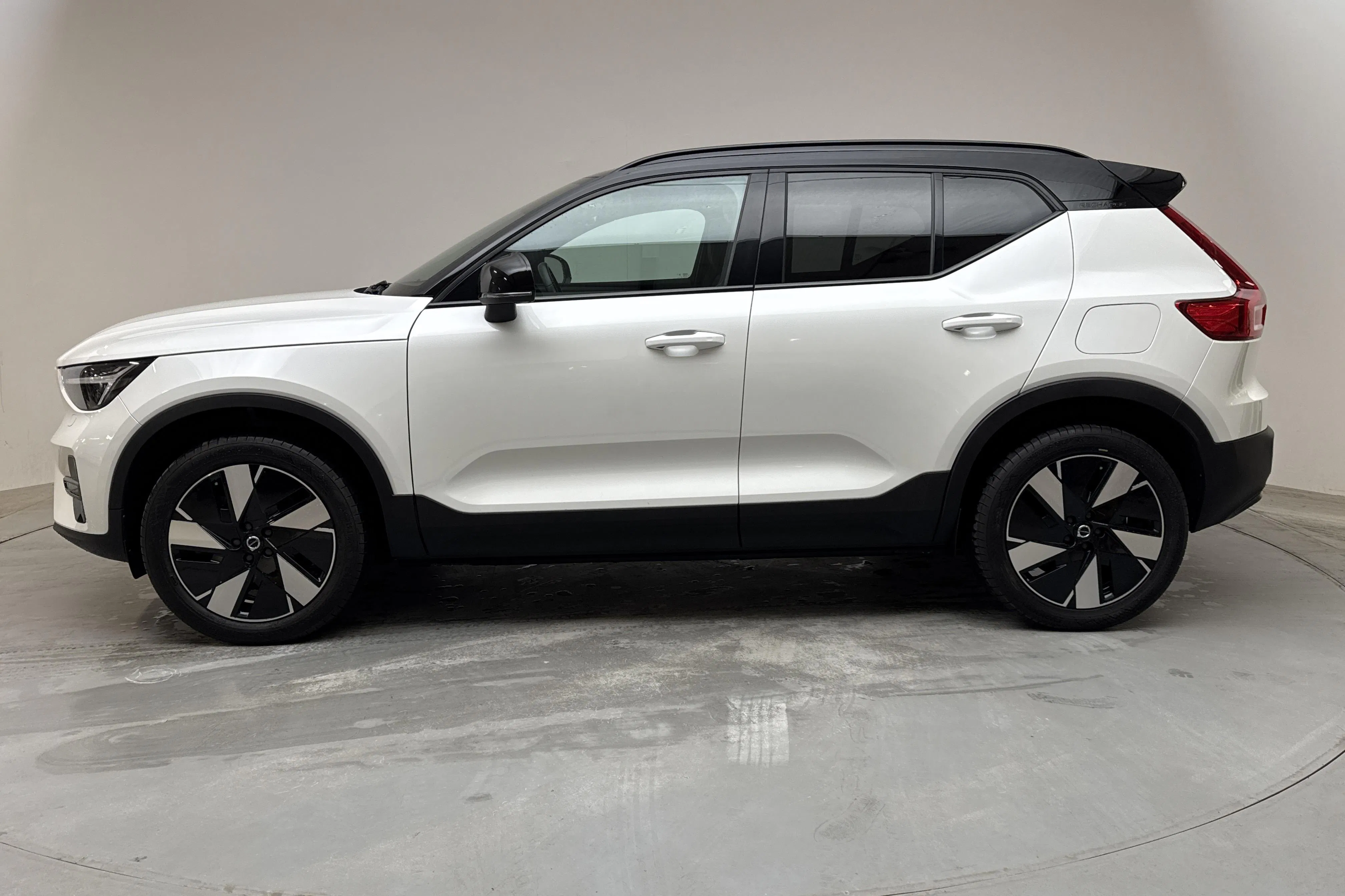 Presentationsfoto 2 av 18: Volvo XC40 Recharge Extended Range (252hk) - 11 759 mil - Automat - vit - 2024