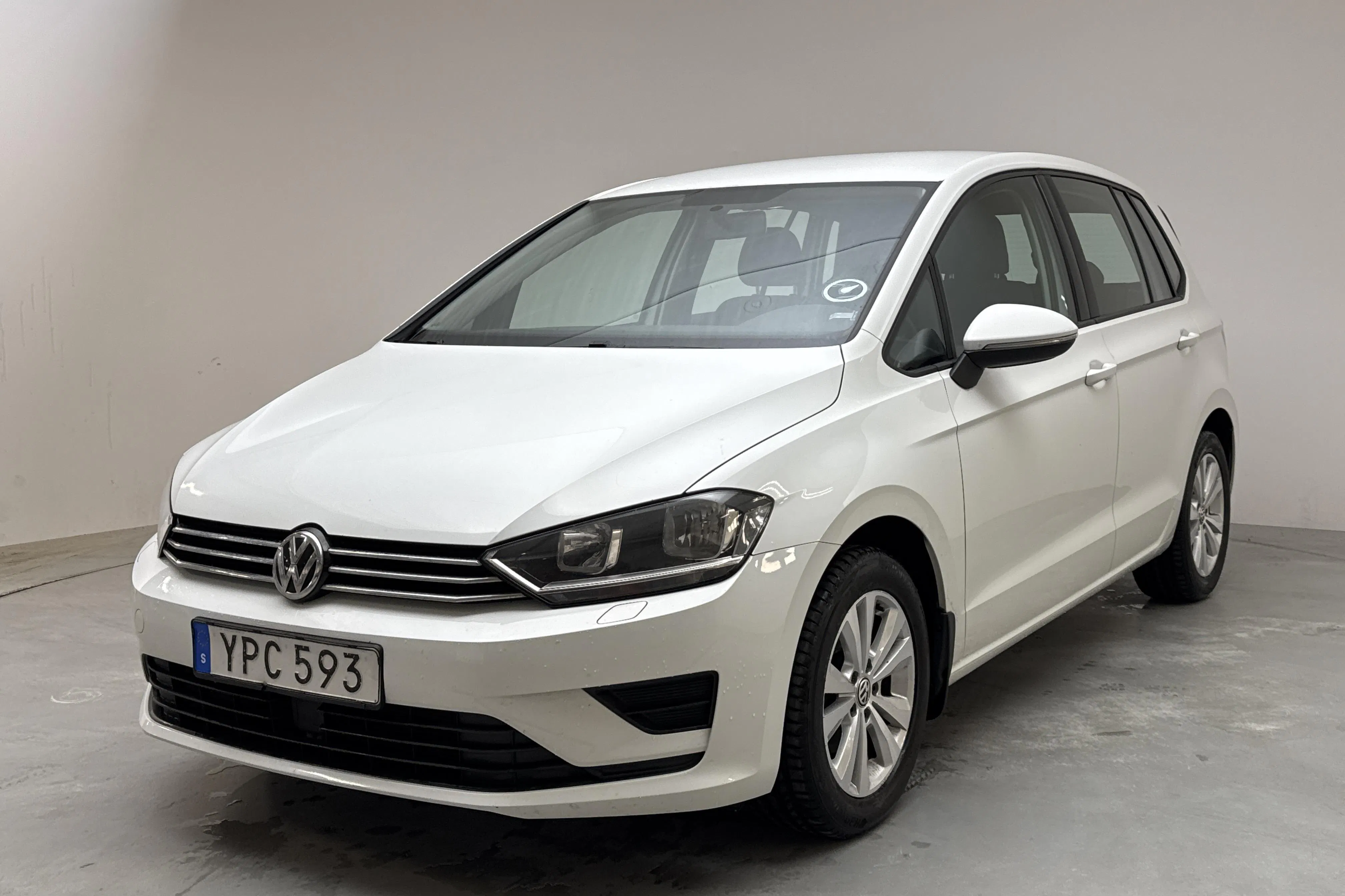 Presentationsfoto 1 av 12: VW Golf VII 1.2 TSI BlueMotion Technology Sportsvan (110hk) - 10 726 mil - Manuell - vit - 2018