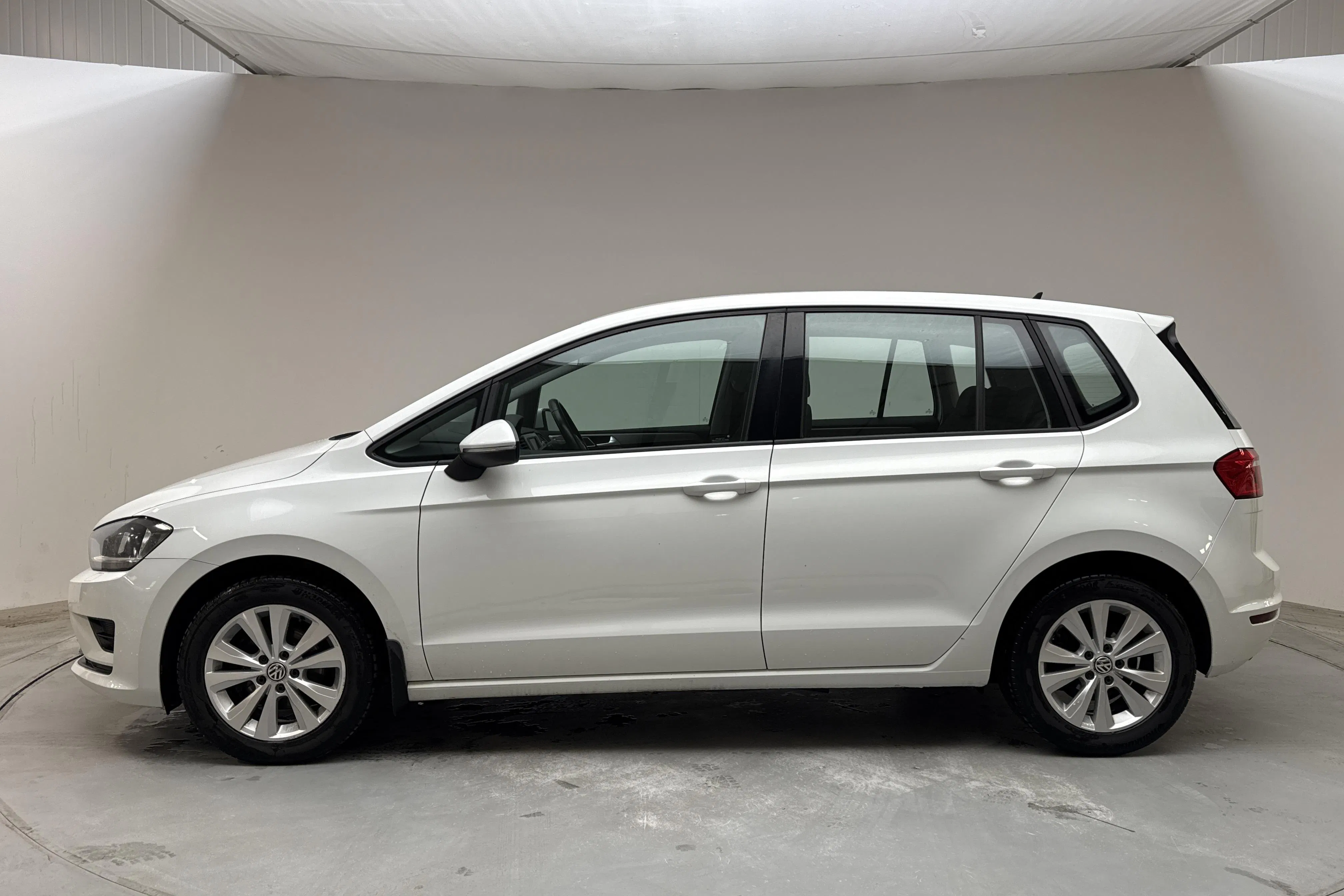 Presentationsfoto 2 av 12: VW Golf VII 1.2 TSI BlueMotion Technology Sportsvan (110hk) - 10 726 mil - Manuell - vit - 2018