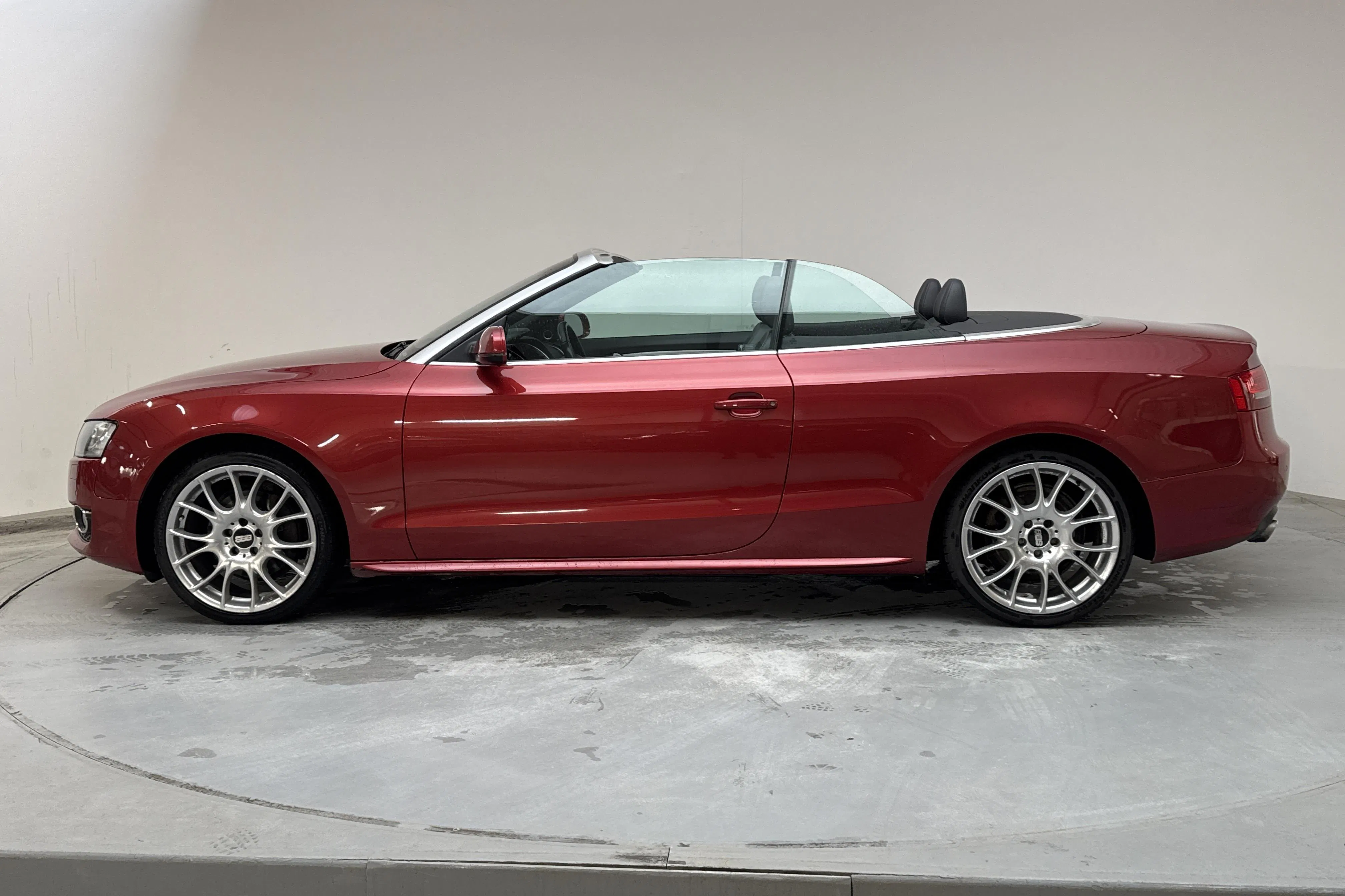 Presentationsfoto 2 av 17: Audi A5 2.7 TDI Cabriolet (190hk) - 18 120 mil - Automat - röd - 2011