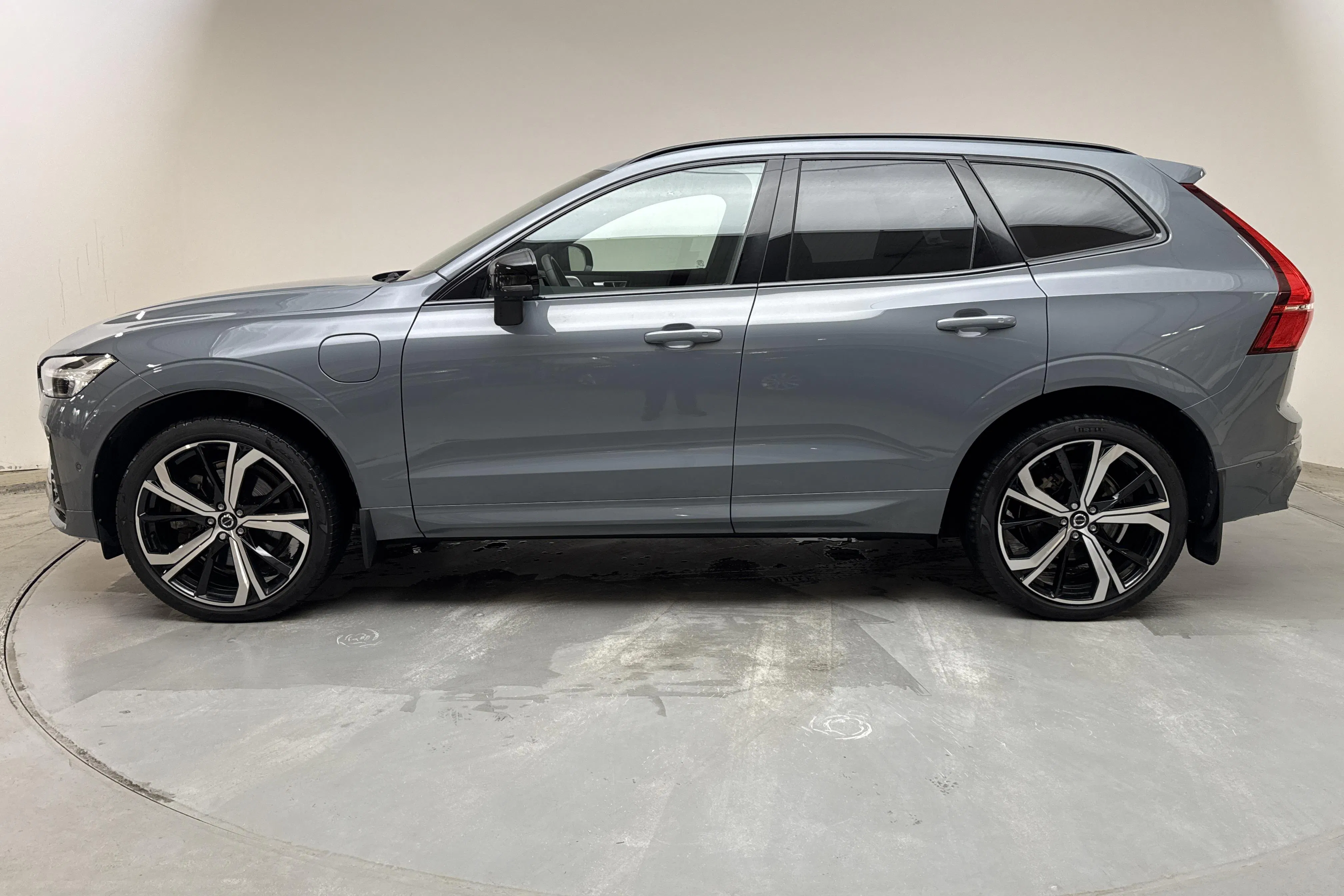 Presentationsfoto 2 av 25: Volvo XC60 T6 AWD Recharge (350hk) - 7 363 mil - Automat - grå - 2024