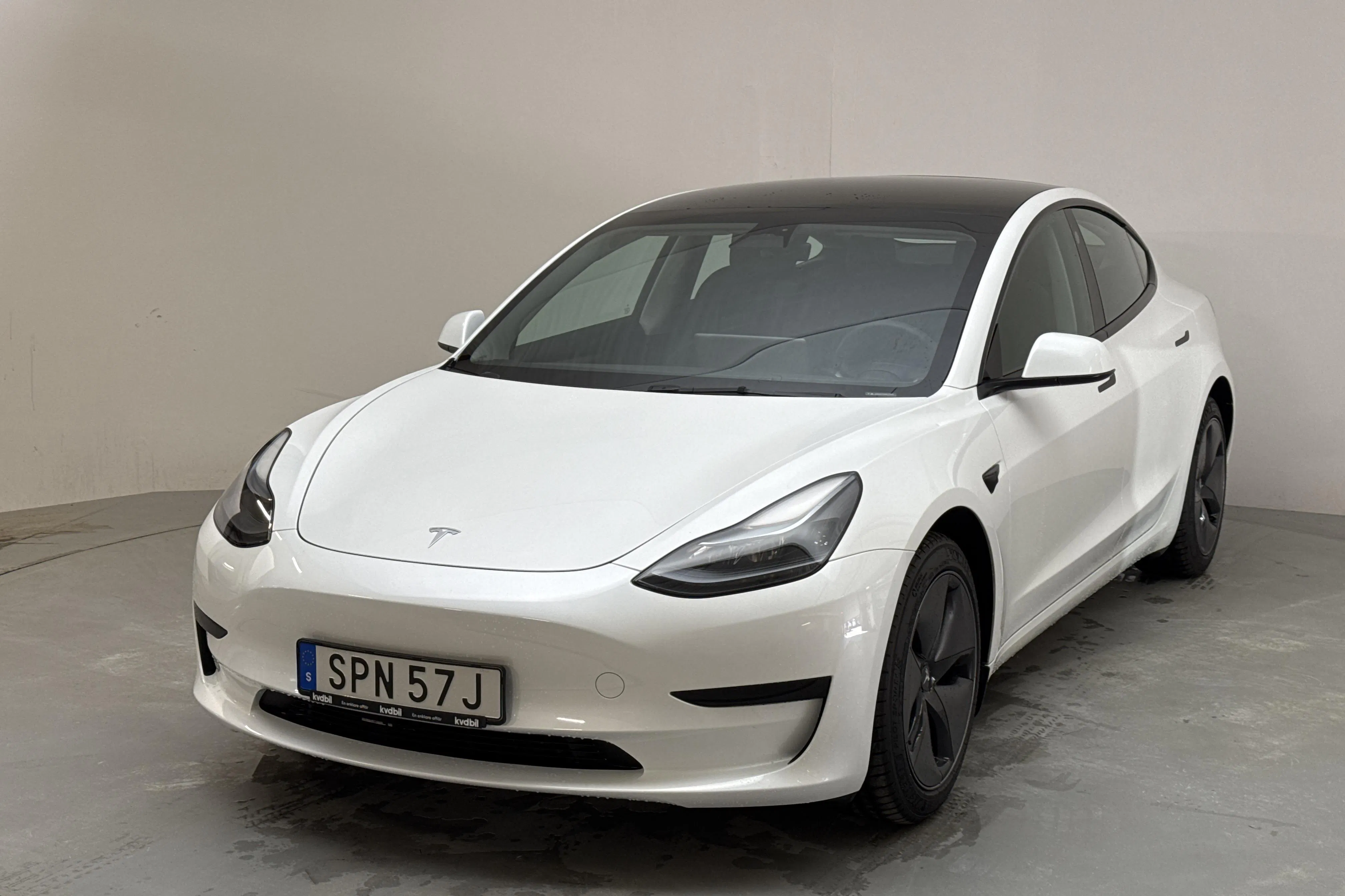 Presentationsfoto 1 av 18: Tesla Model 3 Standard Range RWD - 4 610 mil - Automat - vit - 2023