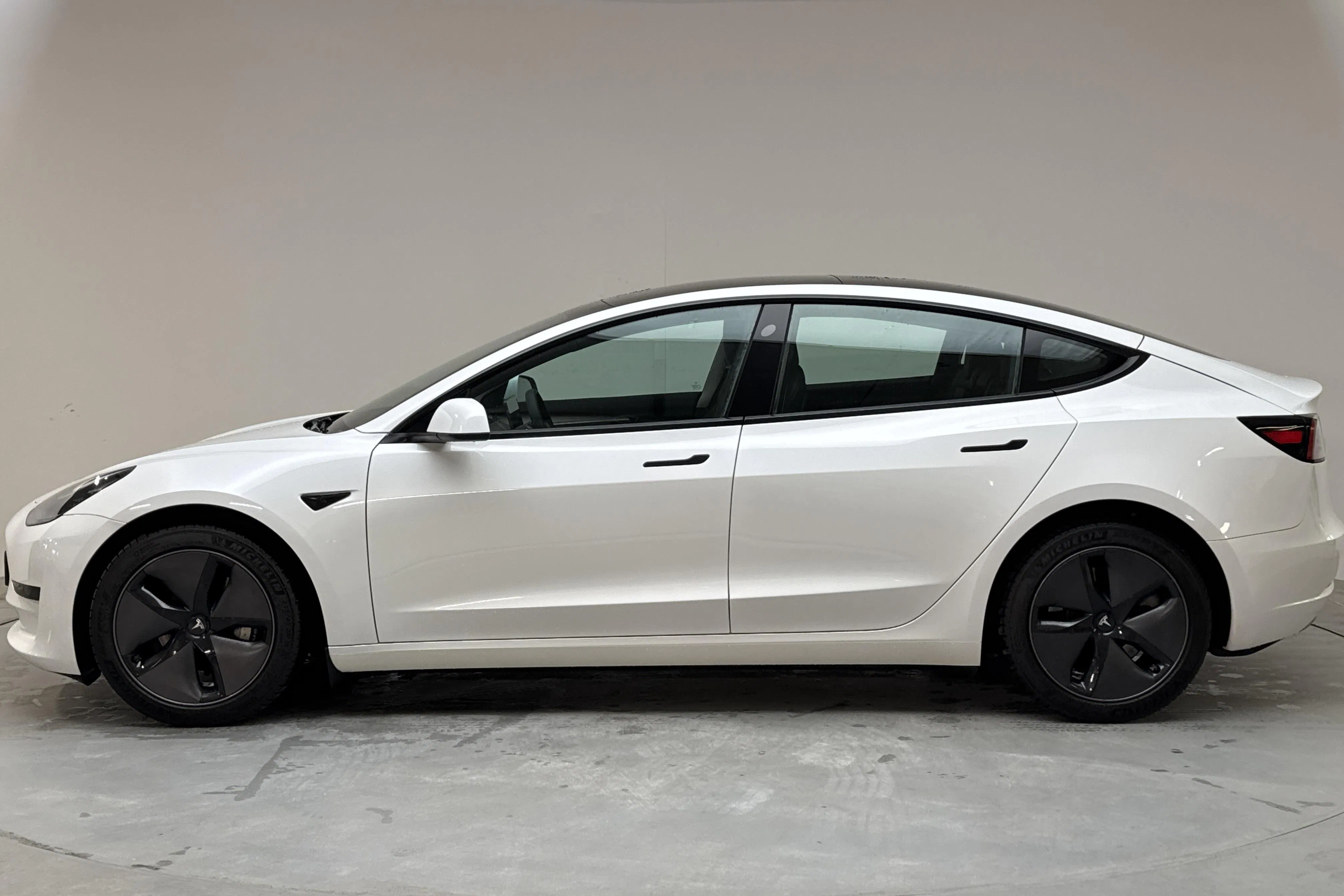 Presentationsfoto 2 av 18: Tesla Model 3 Standard Range RWD - 4 610 mil - Automat - vit - 2023