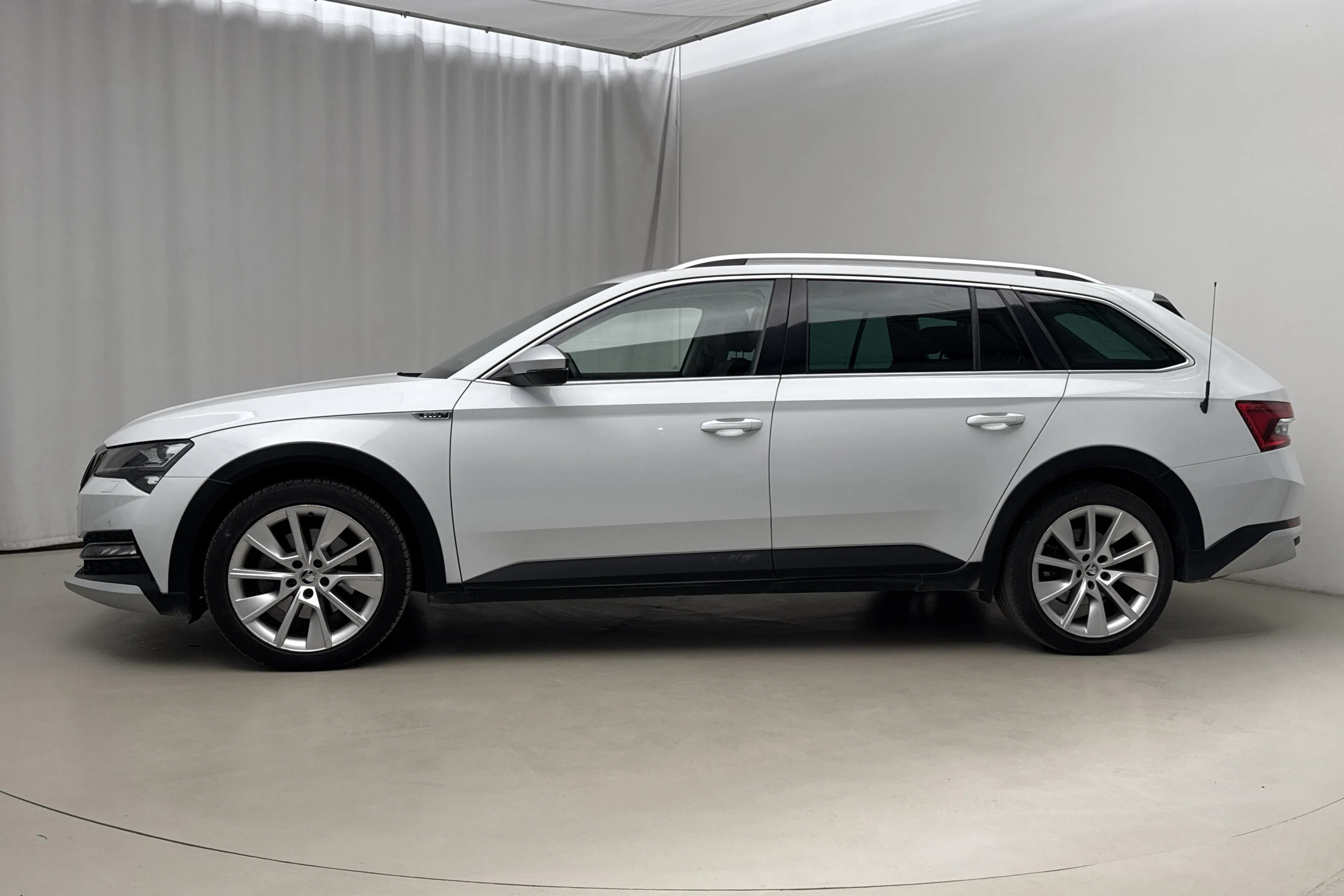 Præsentationsfoto 2 af 21: Skoda Superb 2.0 TDI Kombi 4x4 (200hk) - 315 250 kilometer - Salgsautomat - Hvid - 2023
