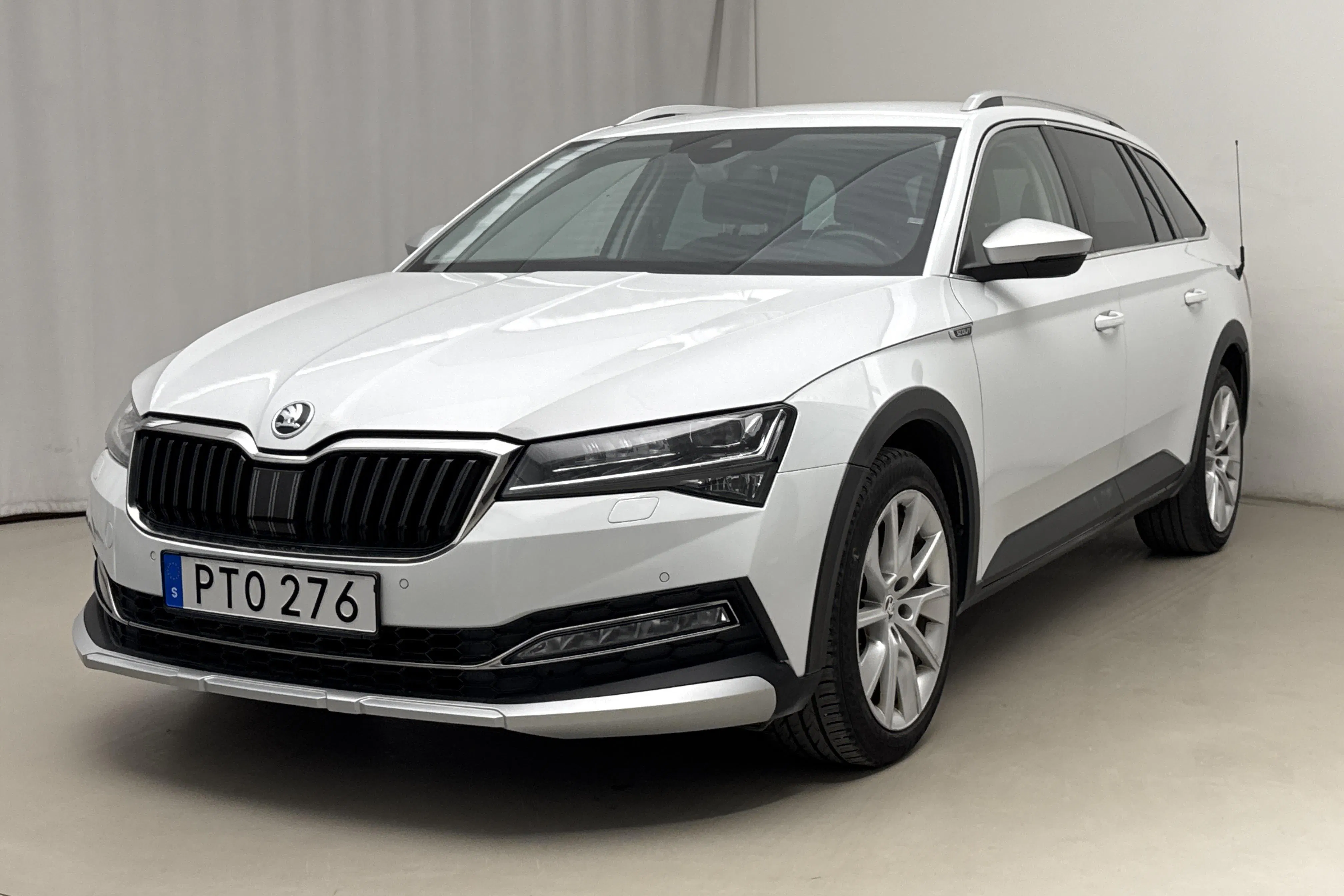 Præsentationsfoto 1 af 21: Skoda Superb 2.0 TDI Kombi 4x4 (200hk) - 315 250 kilometer - Salgsautomat - Hvid - 2023