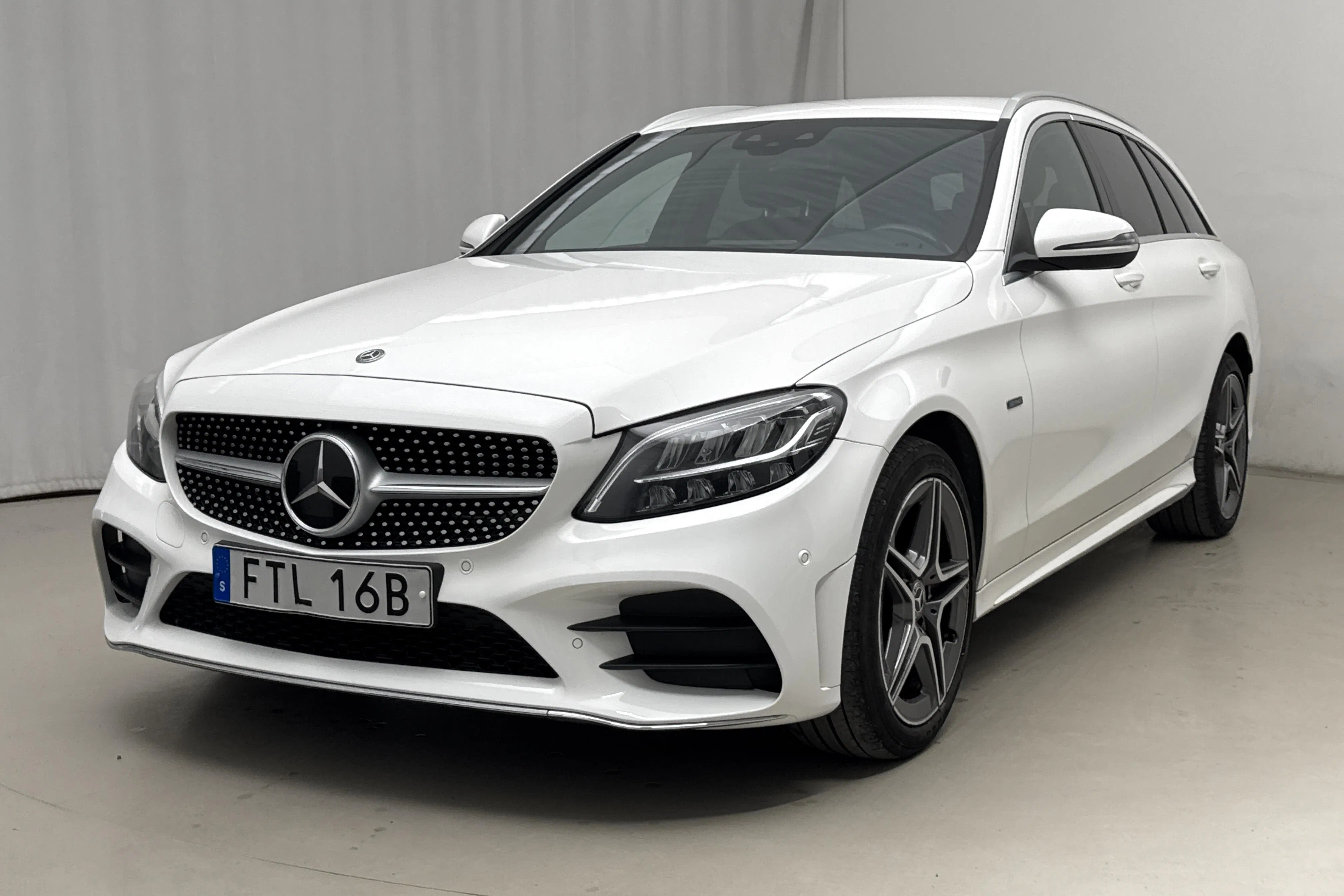 Presentationsfoto 1 av 24: Mercedes C 300 de Kombi S205 (306hk) - 16 435 mil - Automat - vit - 2020