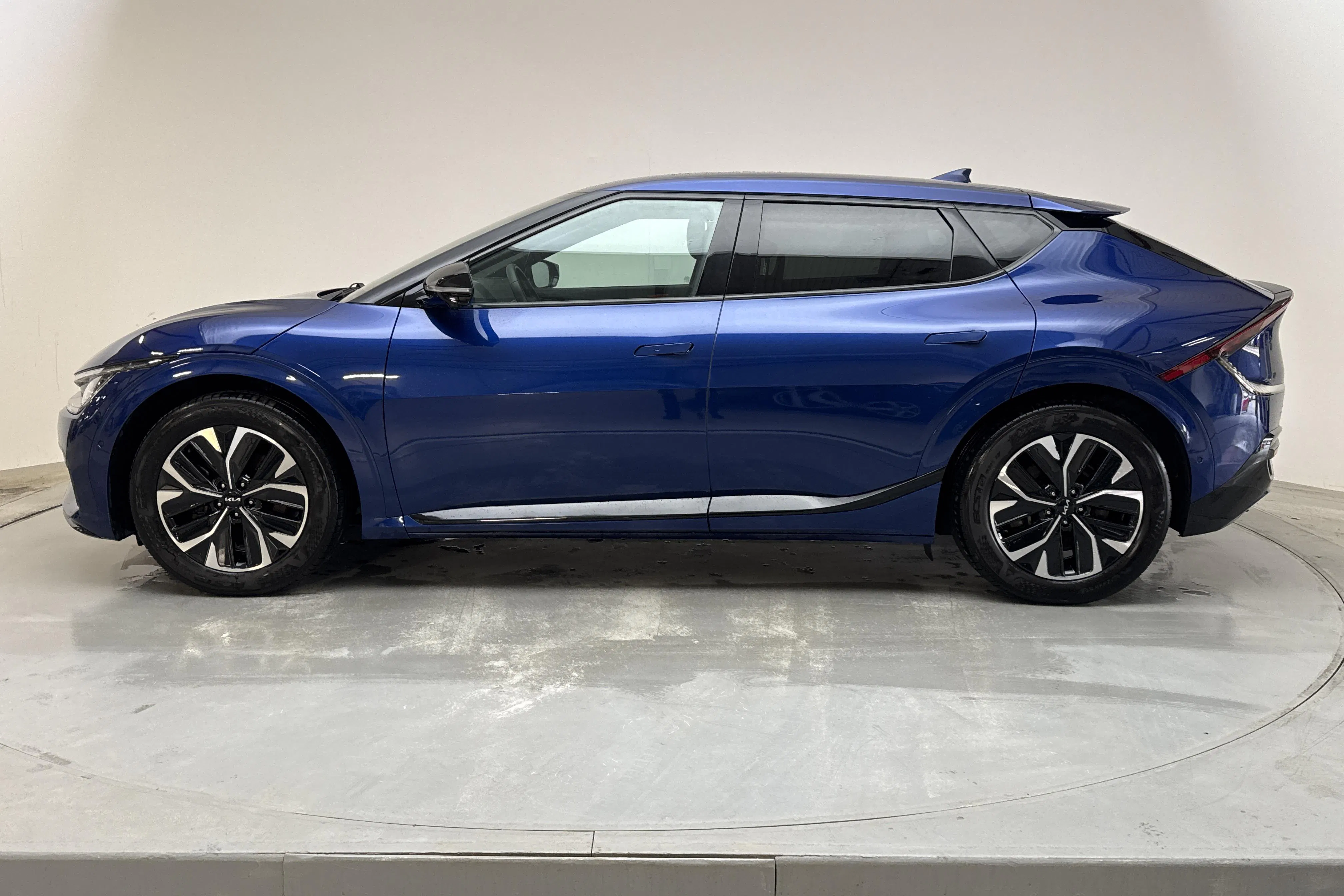 Presentationsfoto 2 av 17: KIA EV6 AWD (325hk) - 4 120 mil - Automat - blå - 2023