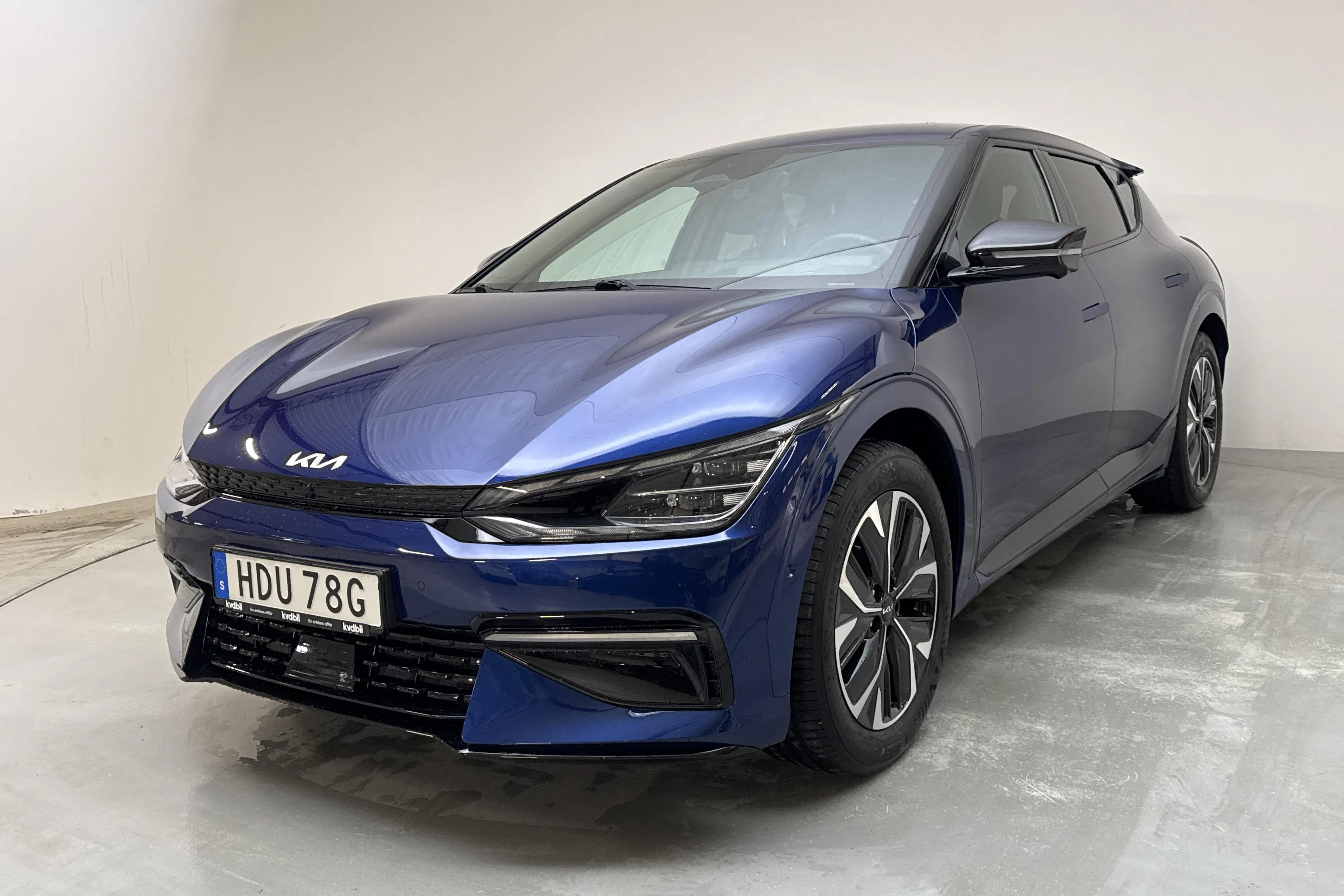 Presentationsfoto 1 av 17: KIA EV6 AWD (325hk) - 4 120 mil - Automat - blå - 2023