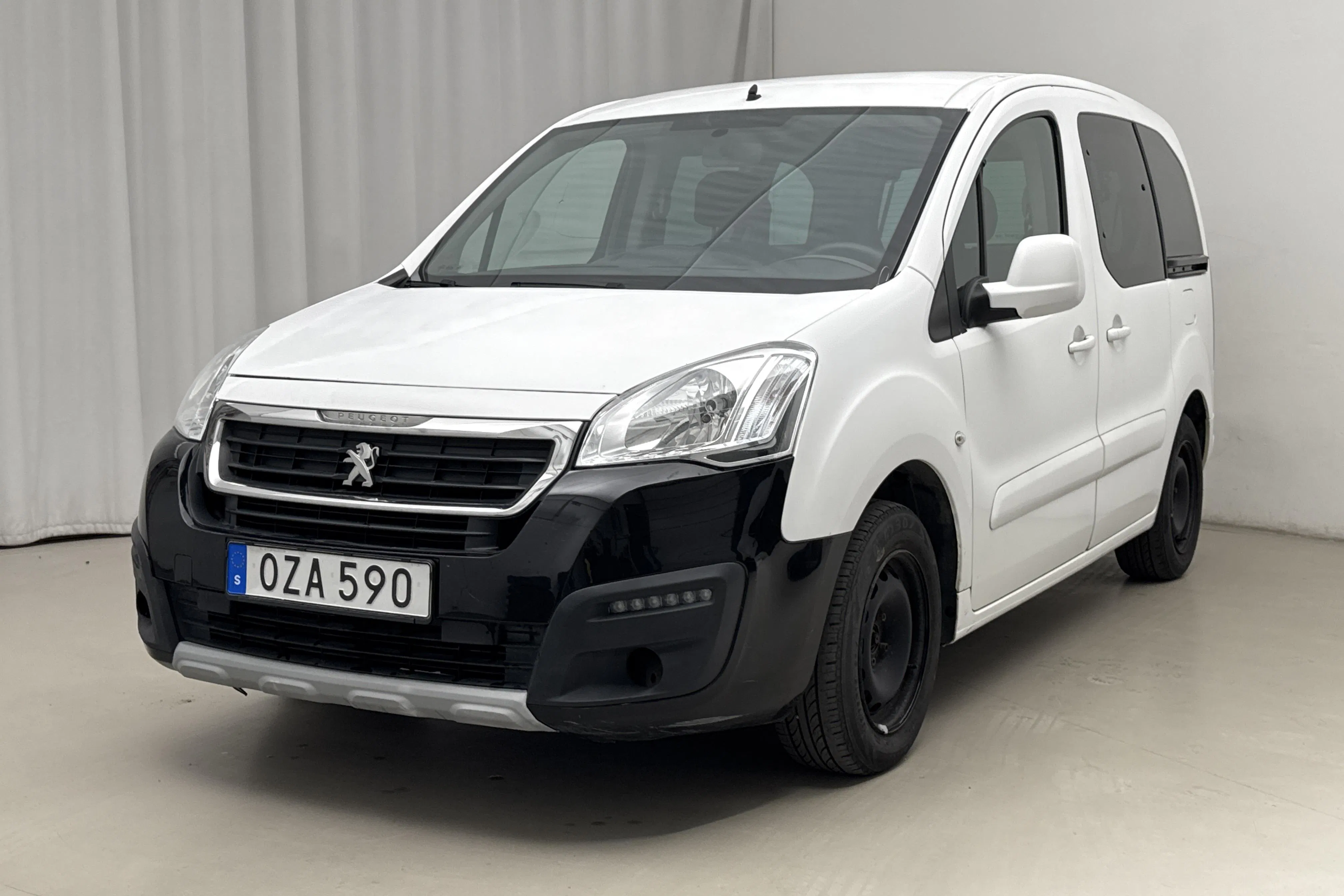 Presentationsfoto 1 av 14: Peugeot Partner Tepee 1.6 BlueHDi (100hk) - 11 297 mil - Manuell - vit - 2016