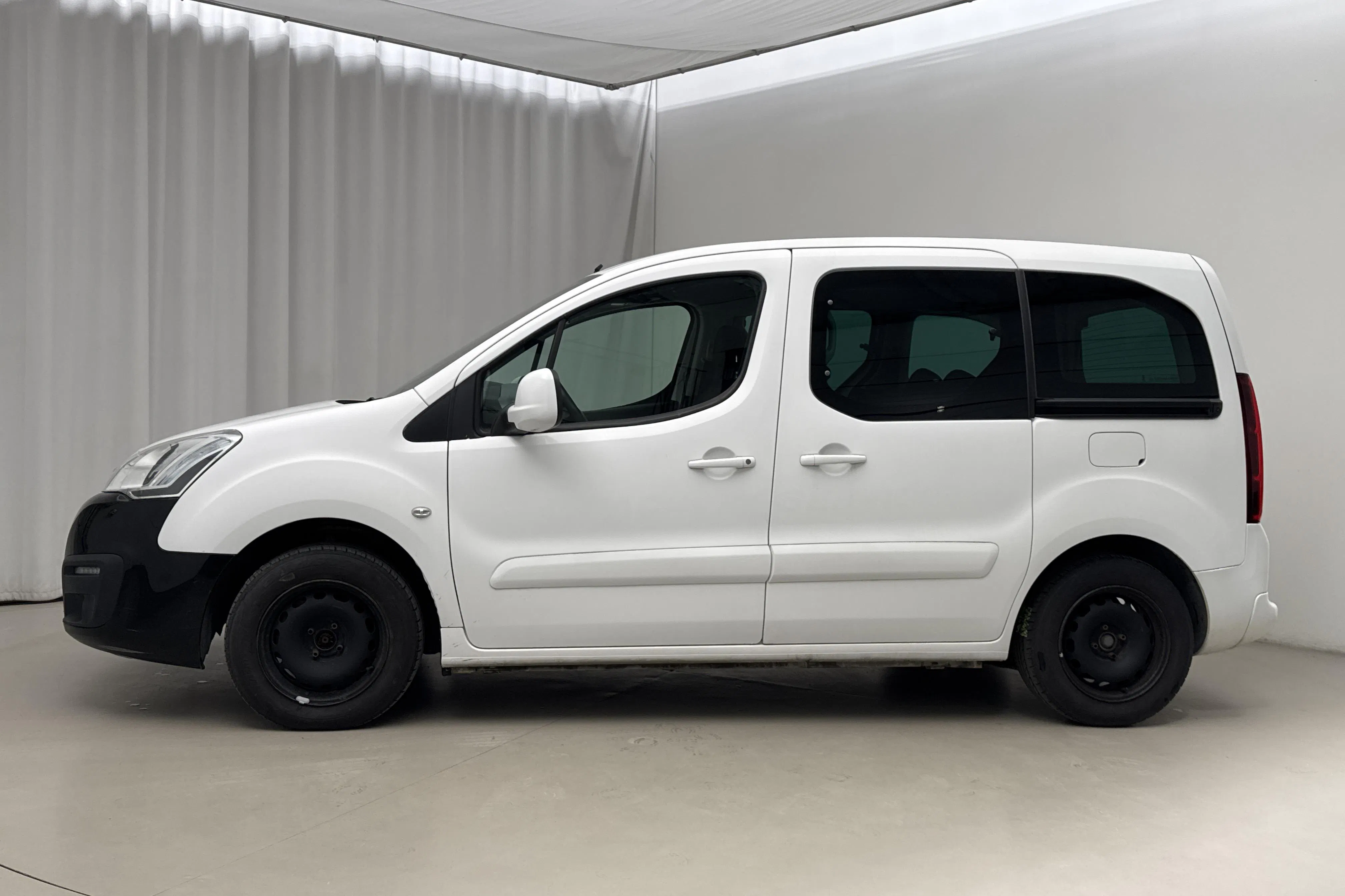 Presentationsfoto 2 av 14: Peugeot Partner Tepee 1.6 BlueHDi (100hk) - 11 297 mil - Manuell - vit - 2016