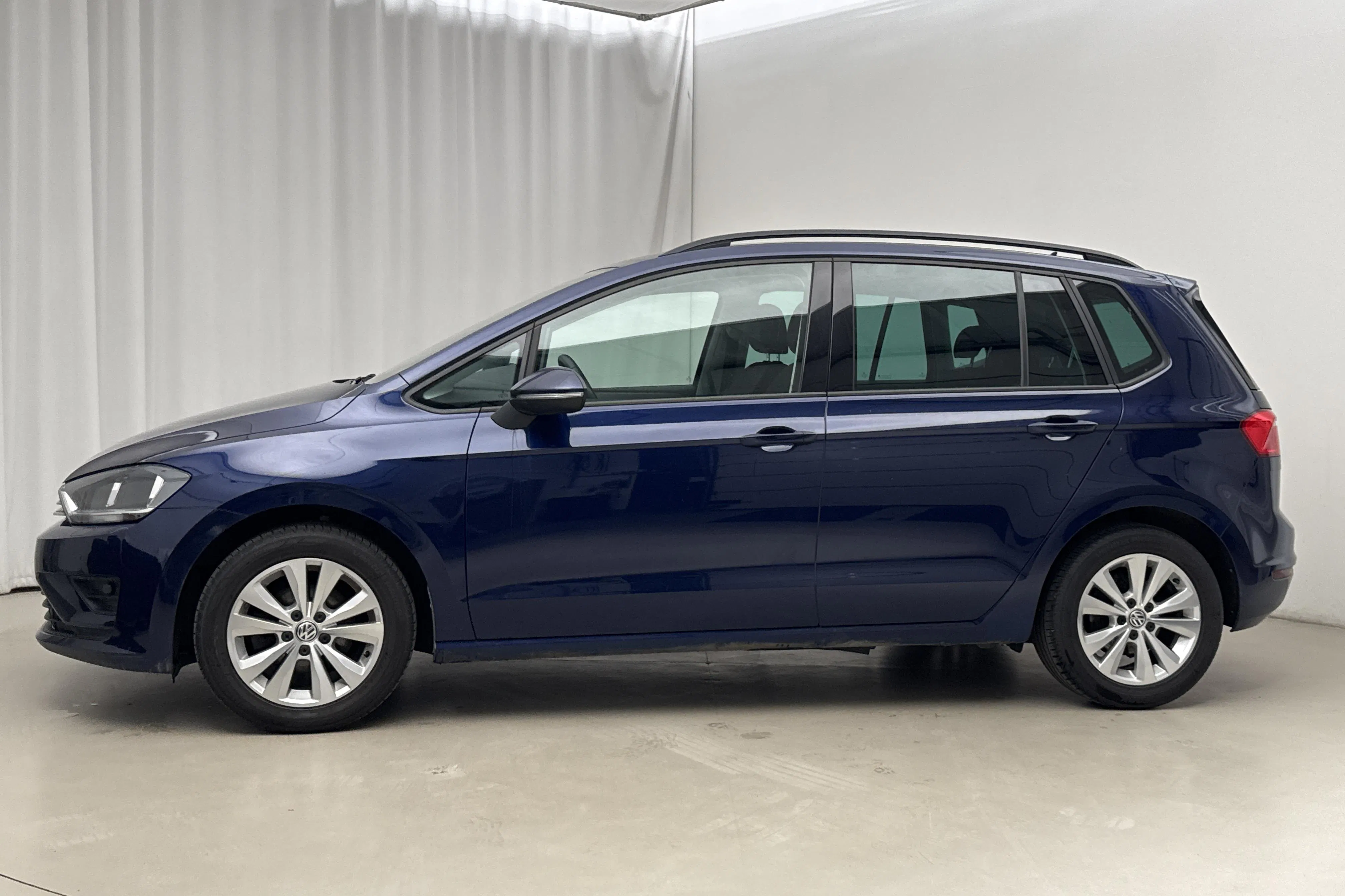 Presentation photo 2 of 18: VW Golf VII 1.2 TSI BlueMotion Technology Sportsvan (110hk) - 51 660 km - Automatic - blue - 2018