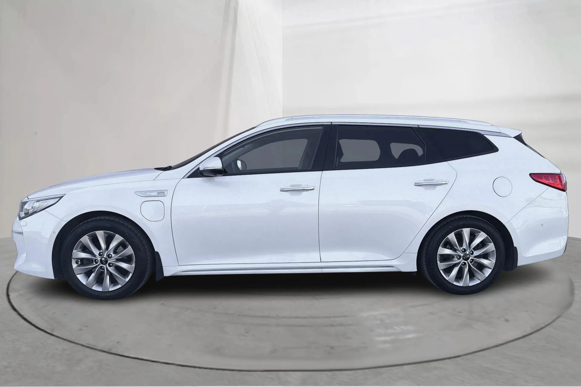 Presentationsfoto 2 av 21: KIA Optima 2.0 GDi Plug-in Hybrid SW (205hk) - 17 420 mil - Automat - vit - 2018