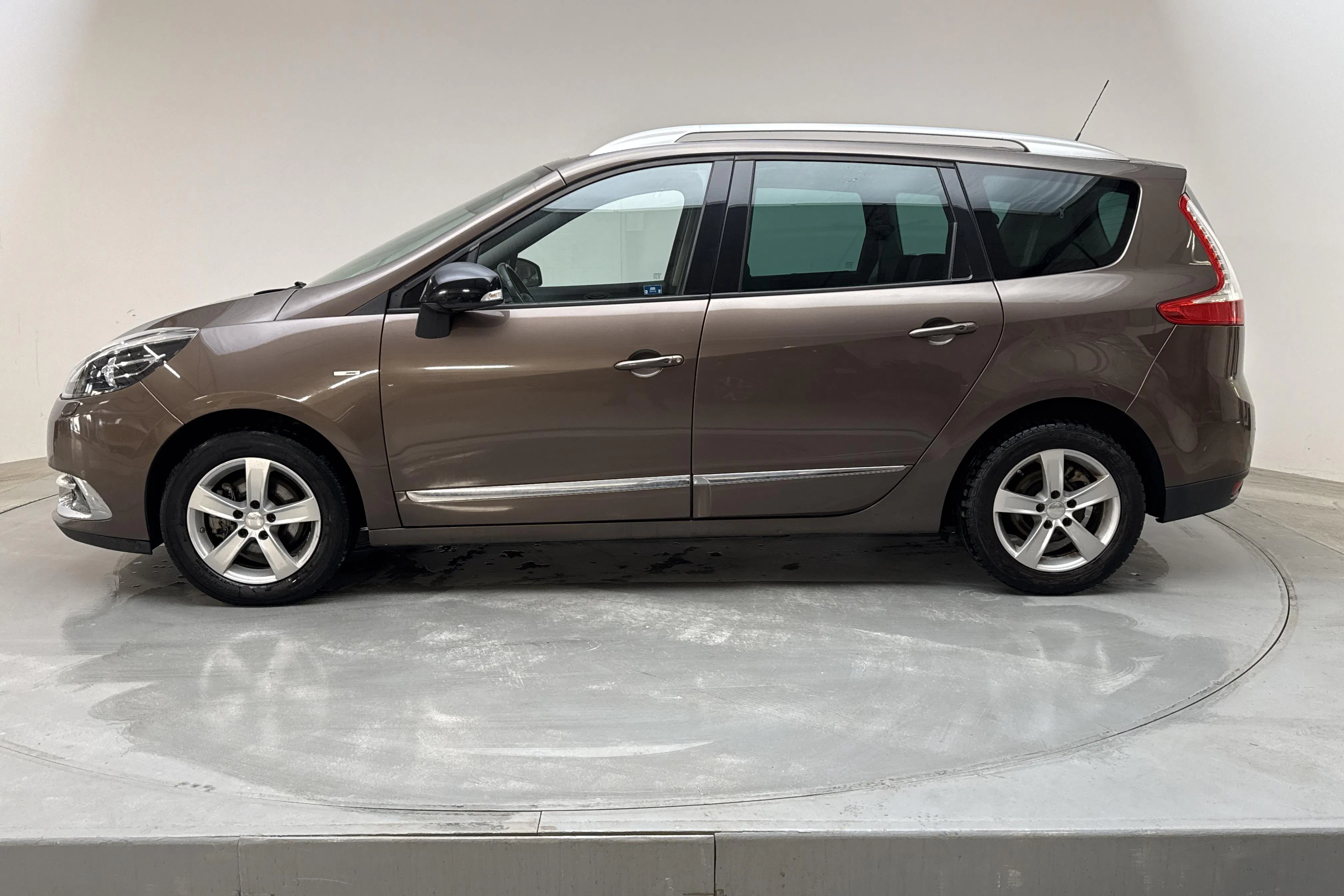 Presentationsfoto 2 av 16: Renault Grand Scénic III 1.5 dCi FAP (110hk) - 21 248 mil - Automat - brun - 2015