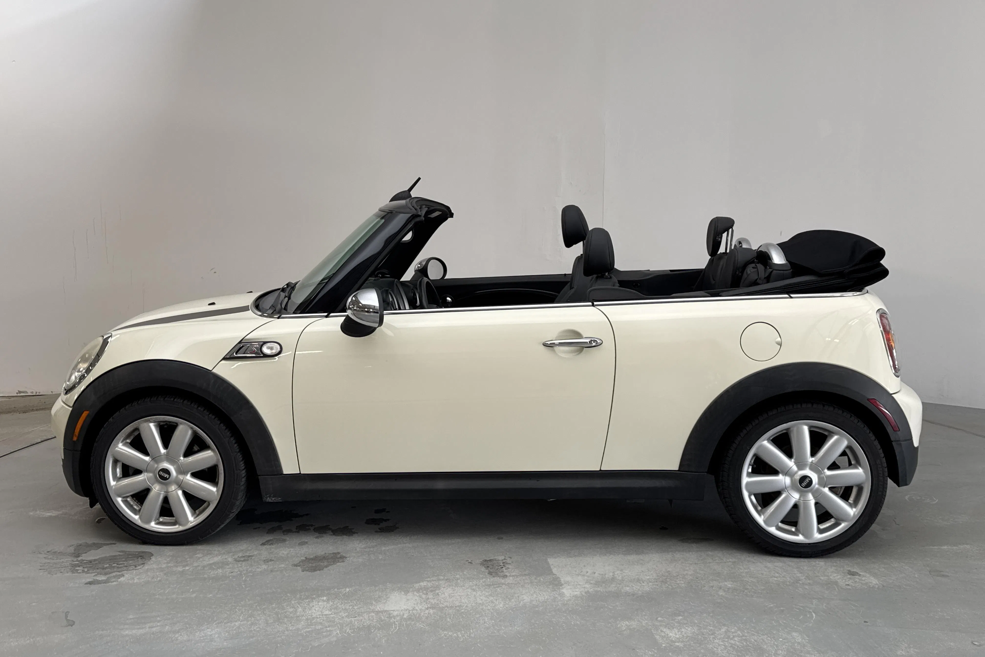 Presentationsfoto 2 av 14: MINI Cooper 1.6 S Cabriolet (175hk) - 13 176 mil - Manuell - 2010
