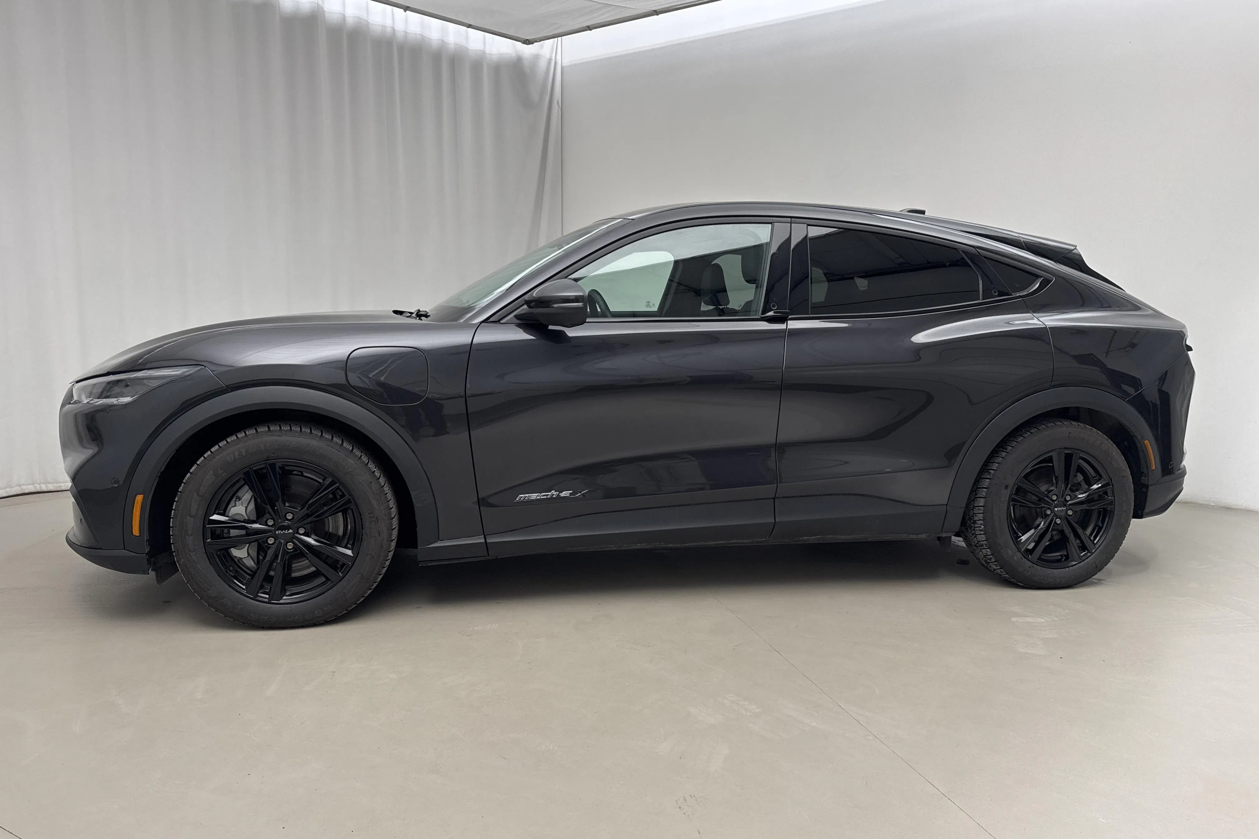 Presentationsfoto 2 av 21: Ford Mustang Mach-E 91kWh RWD (294hk) - 6 940 mil - Automat - grå - 2022