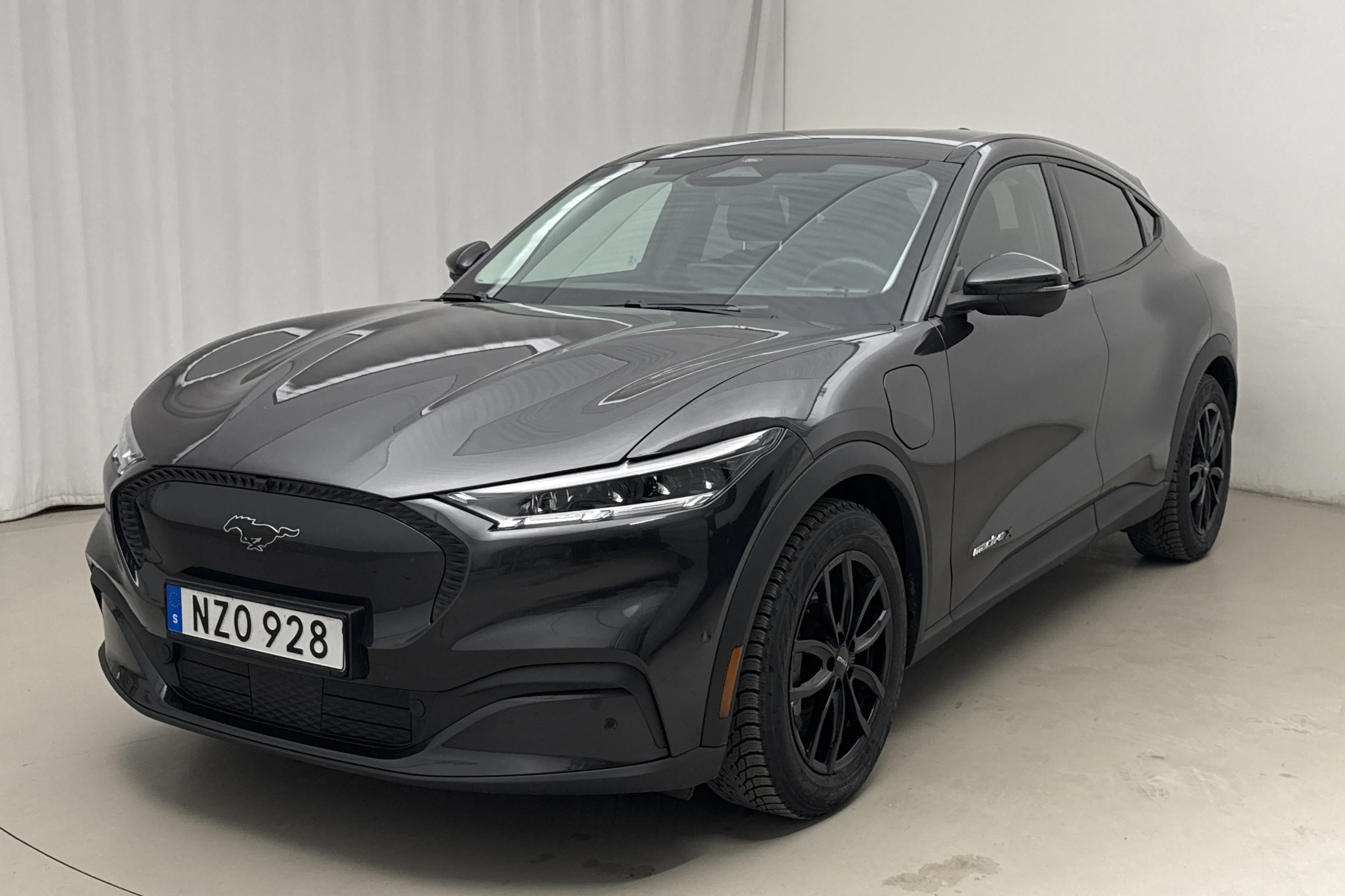 Presentationsfoto 1 av 20: Ford Mustang Mach-E 91kWh RWD (294hk) - 3 098 mil - Automat - grå - 2022