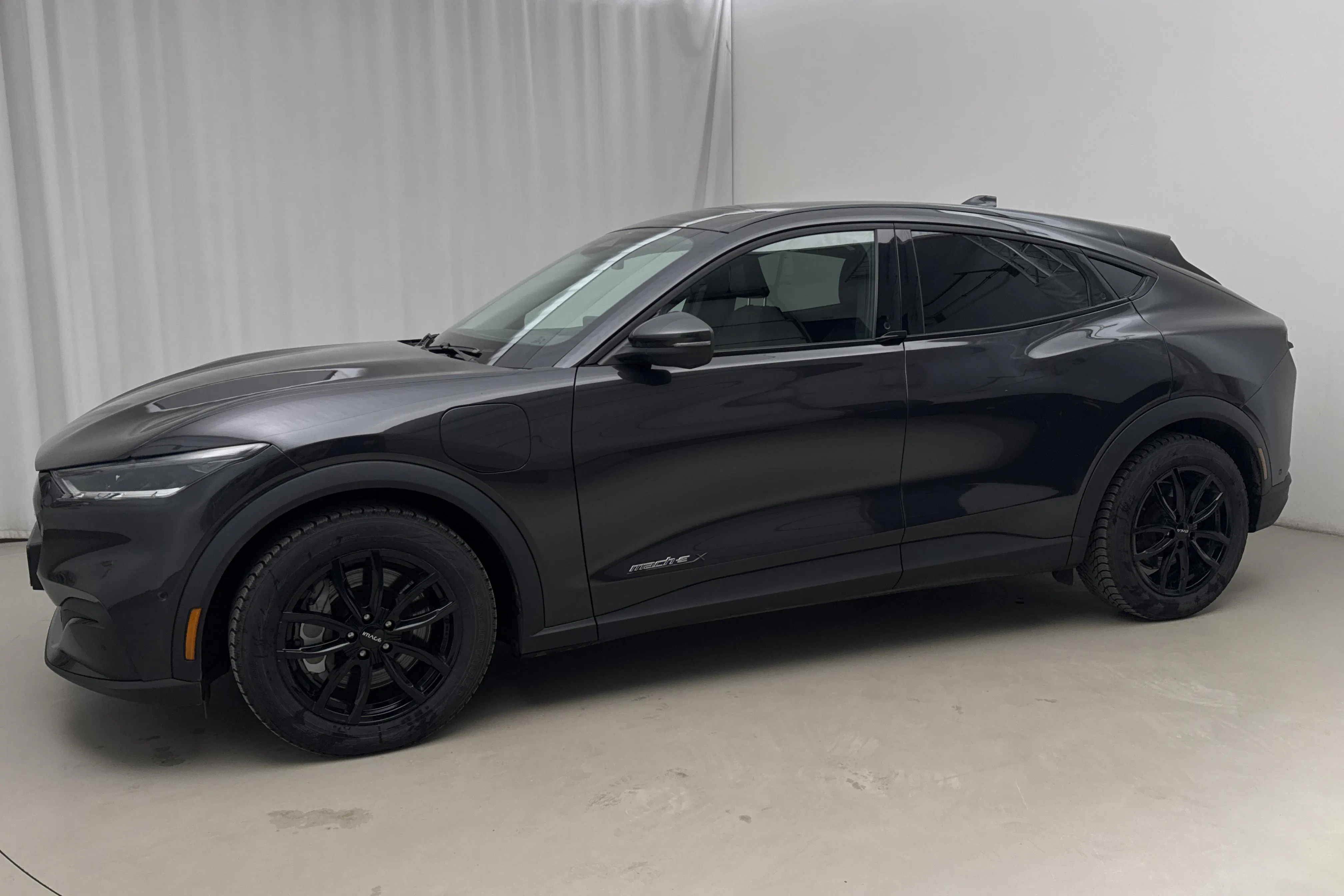 Presentationsfoto 2 av 20: Ford Mustang Mach-E 91kWh RWD (294hk) - 3 098 mil - Automat - grå - 2022