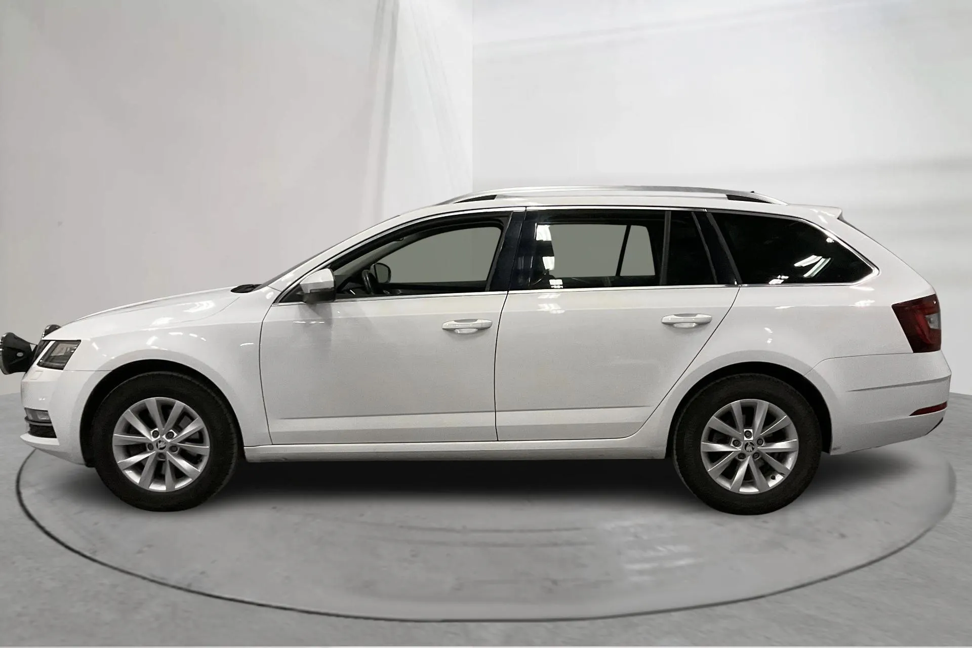 Presentationsfoto 2 av 16: Skoda Octavia III 2.0 TDI Combi 4x4 (184hk) - 17 770 mil - Automat - vit - 2020