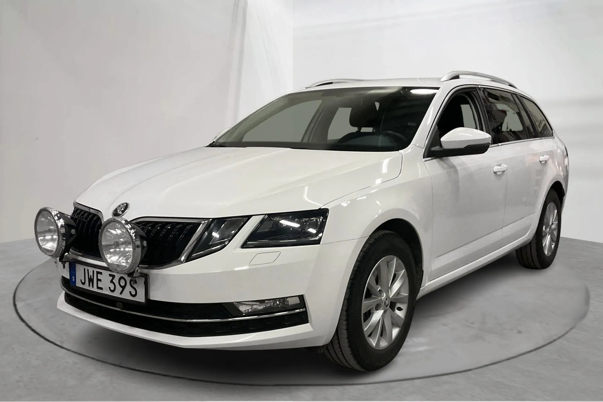 Presentationsfoto 1 av 16: Skoda Octavia III 2.0 TDI Combi 4x4 (184hk) - 17 770 mil - Automat - vit - 2020