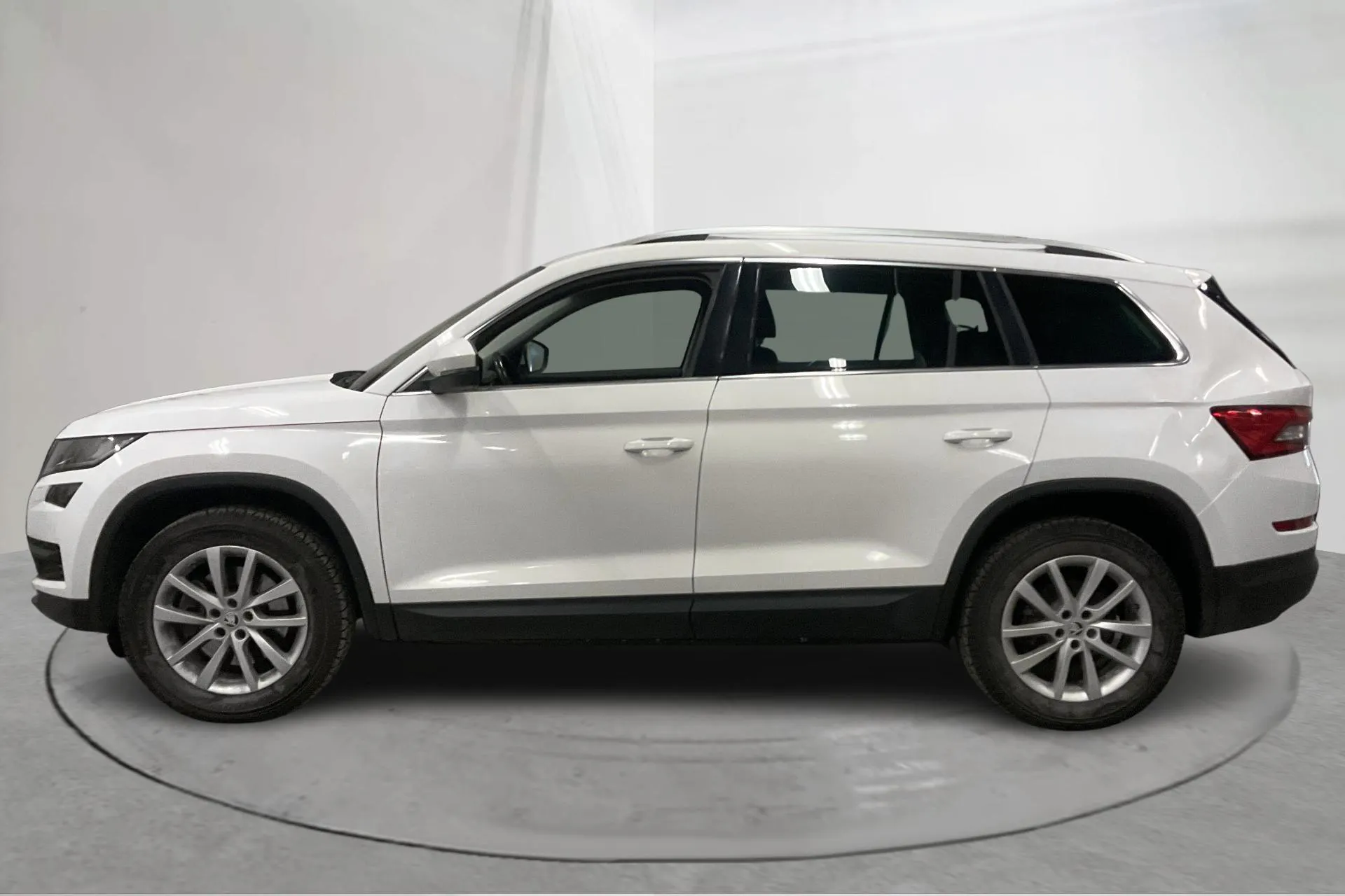 Presentationsfoto 2 av 16: Skoda Kodiaq 2.0 TDI 4X4 (200hk) - 18 356 mil - Automat - vit - 2021