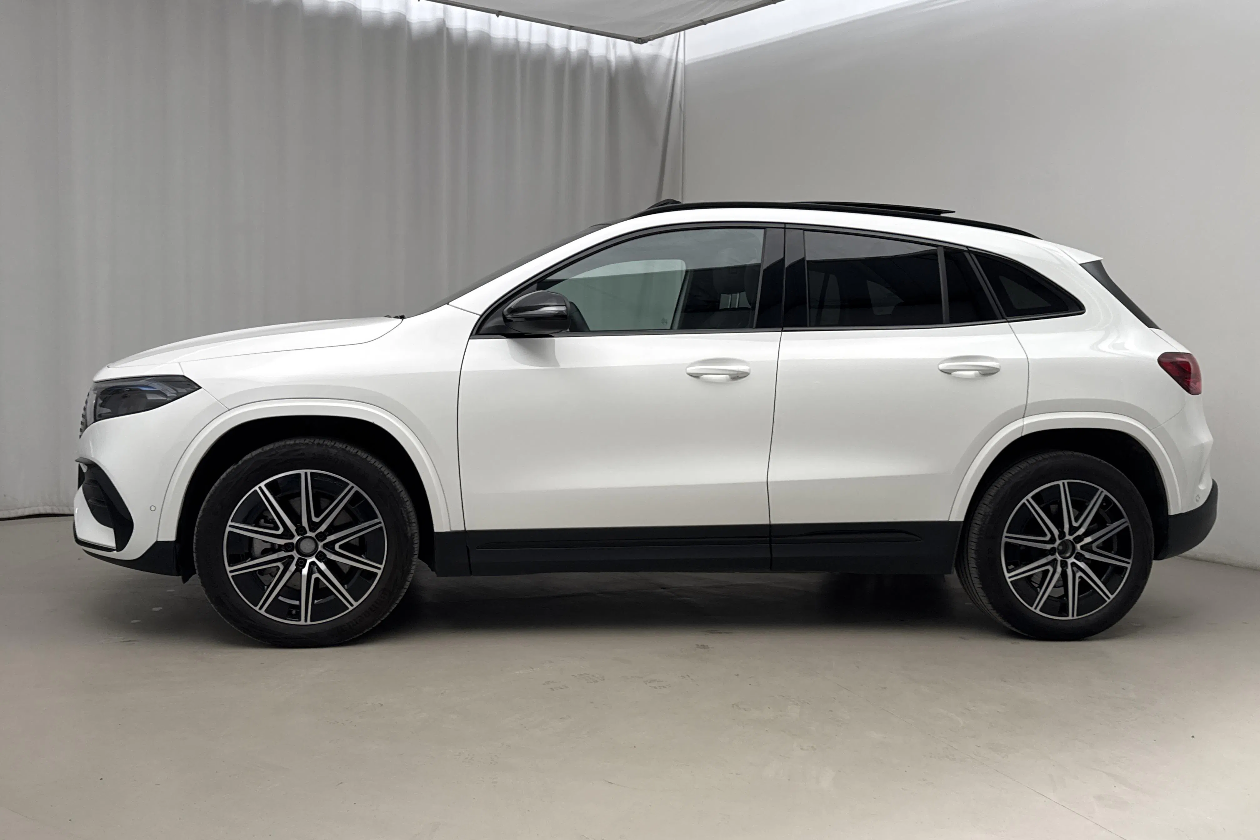 Presentationsfoto 2 av 24: Mercedes EQA 300 4Matic H243 (228hk) - 871 mil - Automat - vit - 2024