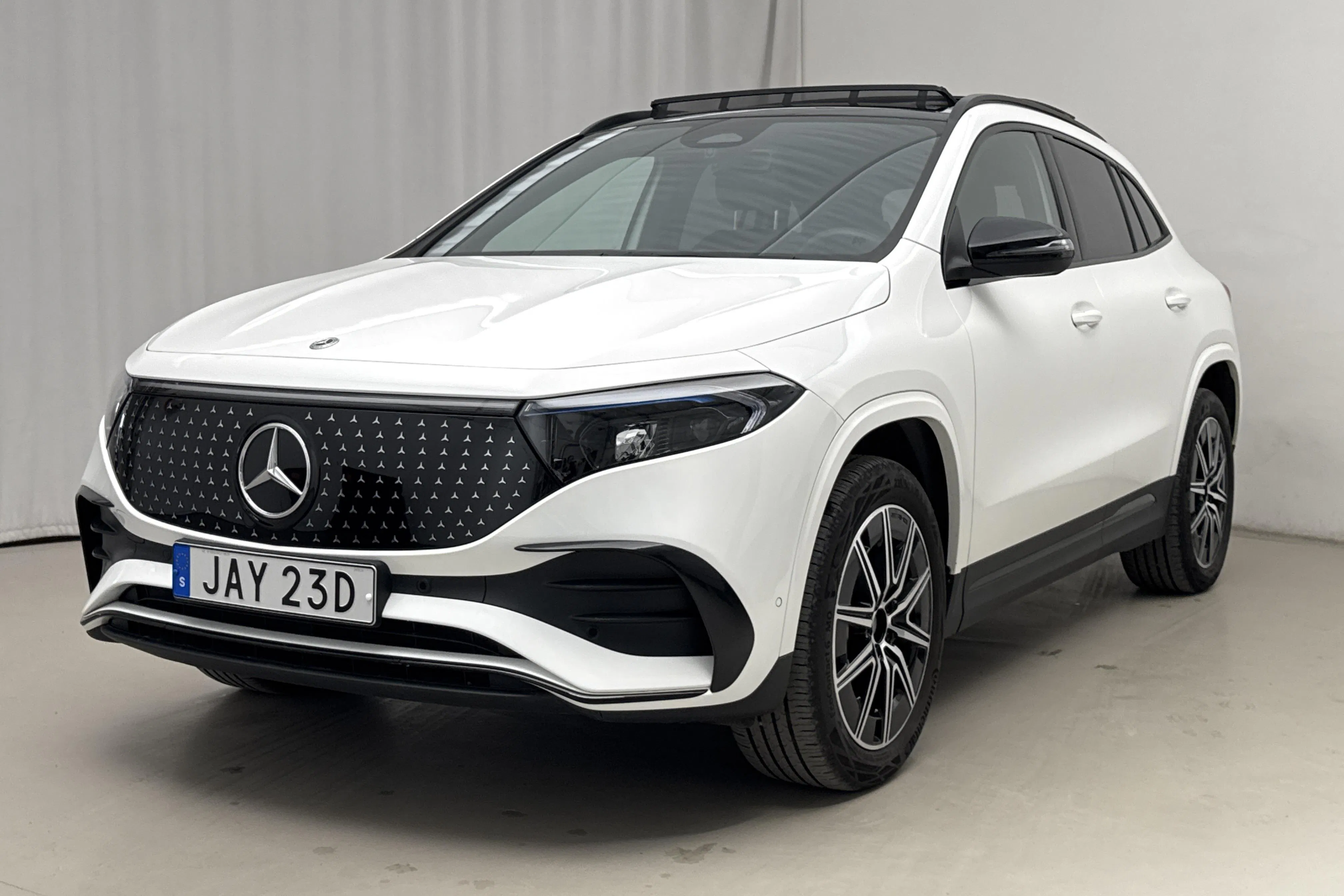 Presentationsfoto 1 av 24: Mercedes EQA 300 4Matic H243 (228hk) - 871 mil - Automat - vit - 2024