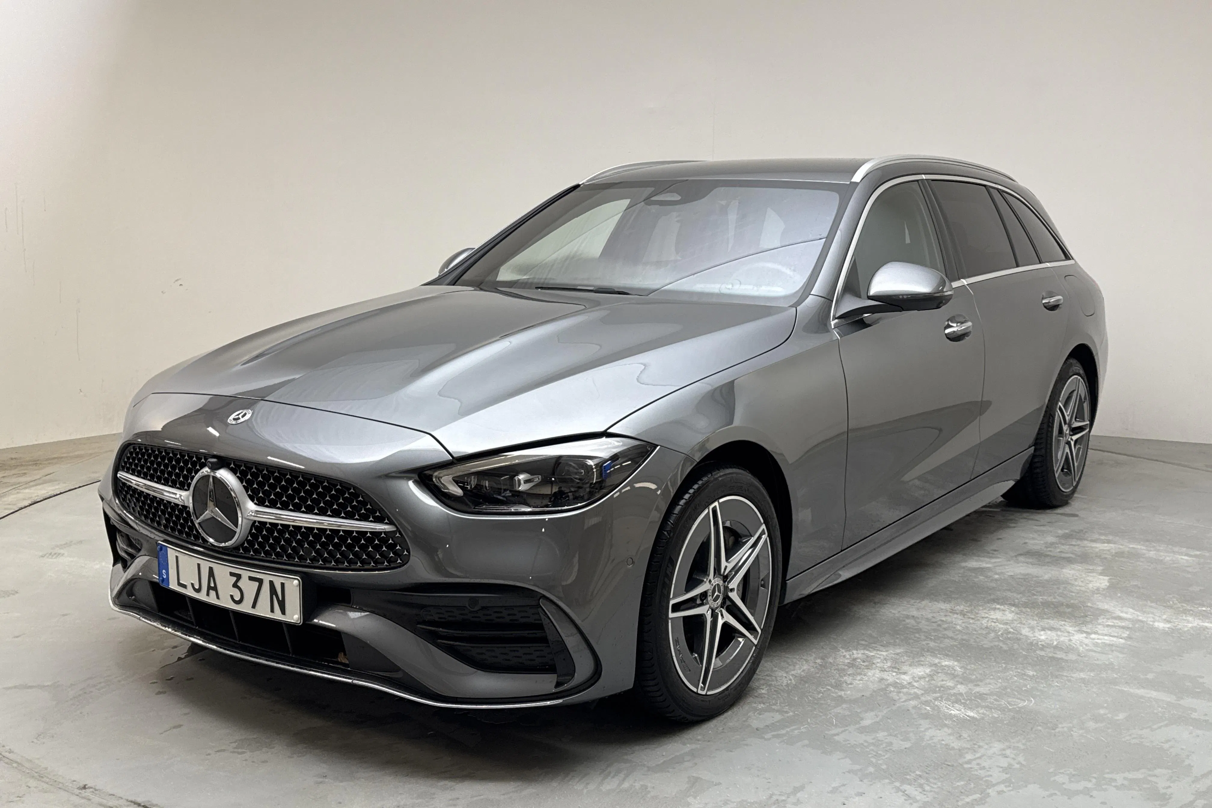 Presentationsfoto 1 av 22: Mercedes C 300 e Kombi S206 (333hk) - 3 150 mil - Automat - grå - 2023