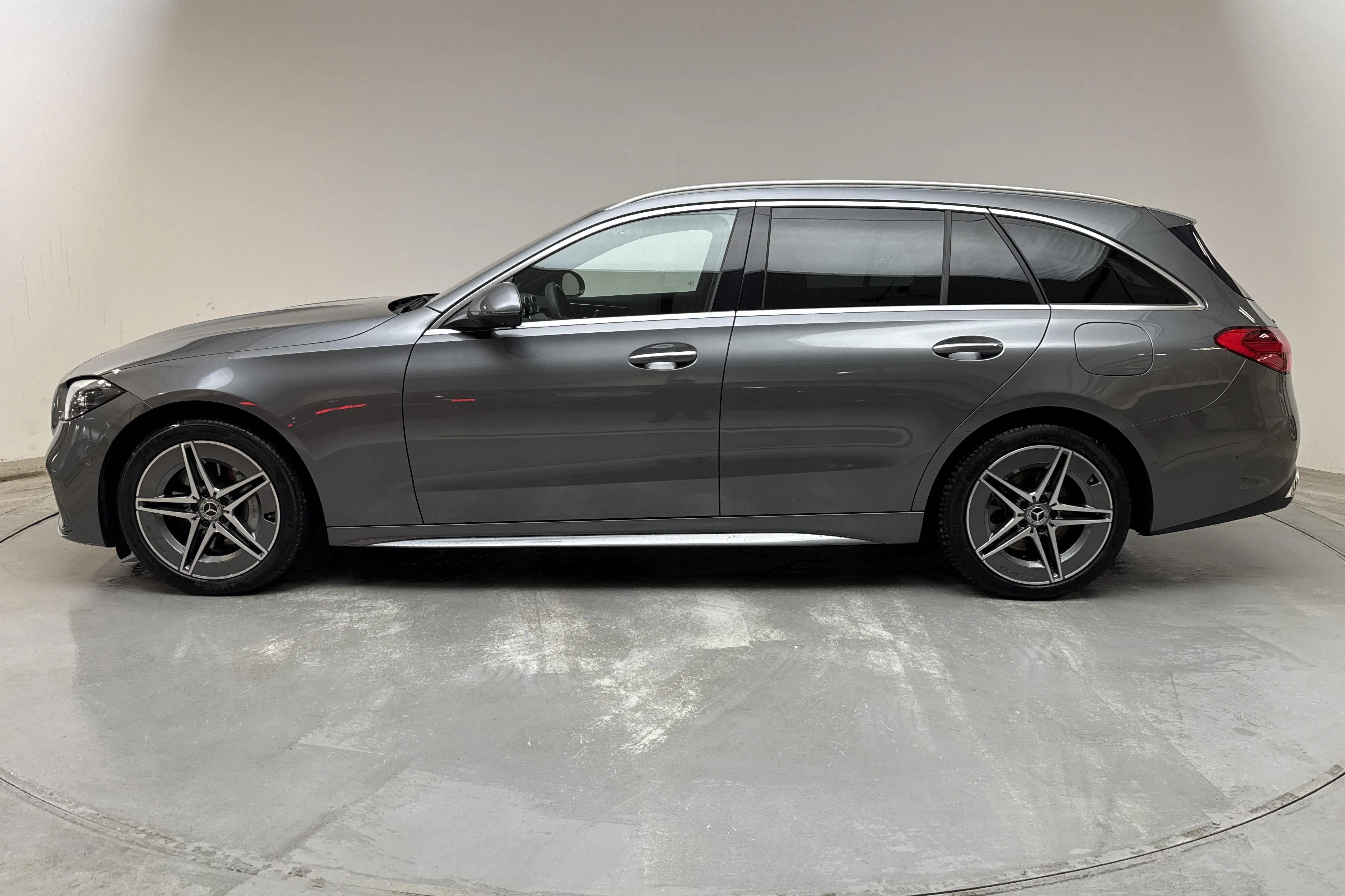 Presentationsfoto 2 av 22: Mercedes C 300 e Kombi S206 (333hk) - 3 150 mil - Automat - grå - 2023