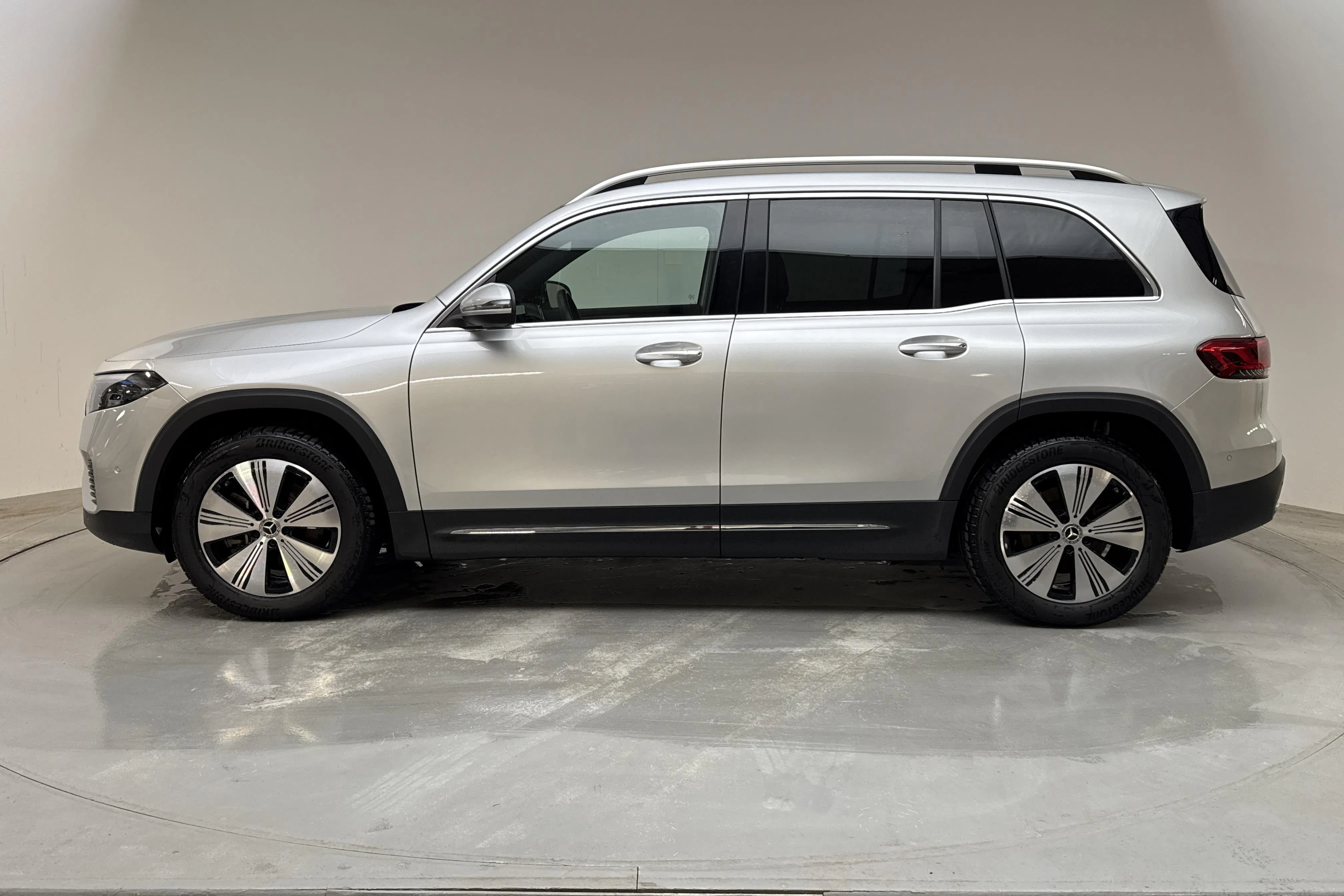 Presentationsfoto 2 av 18: Mercedes EQB 300 4MATIC X243 (228hk) - 5 464 mil - Automat - silver - 2024