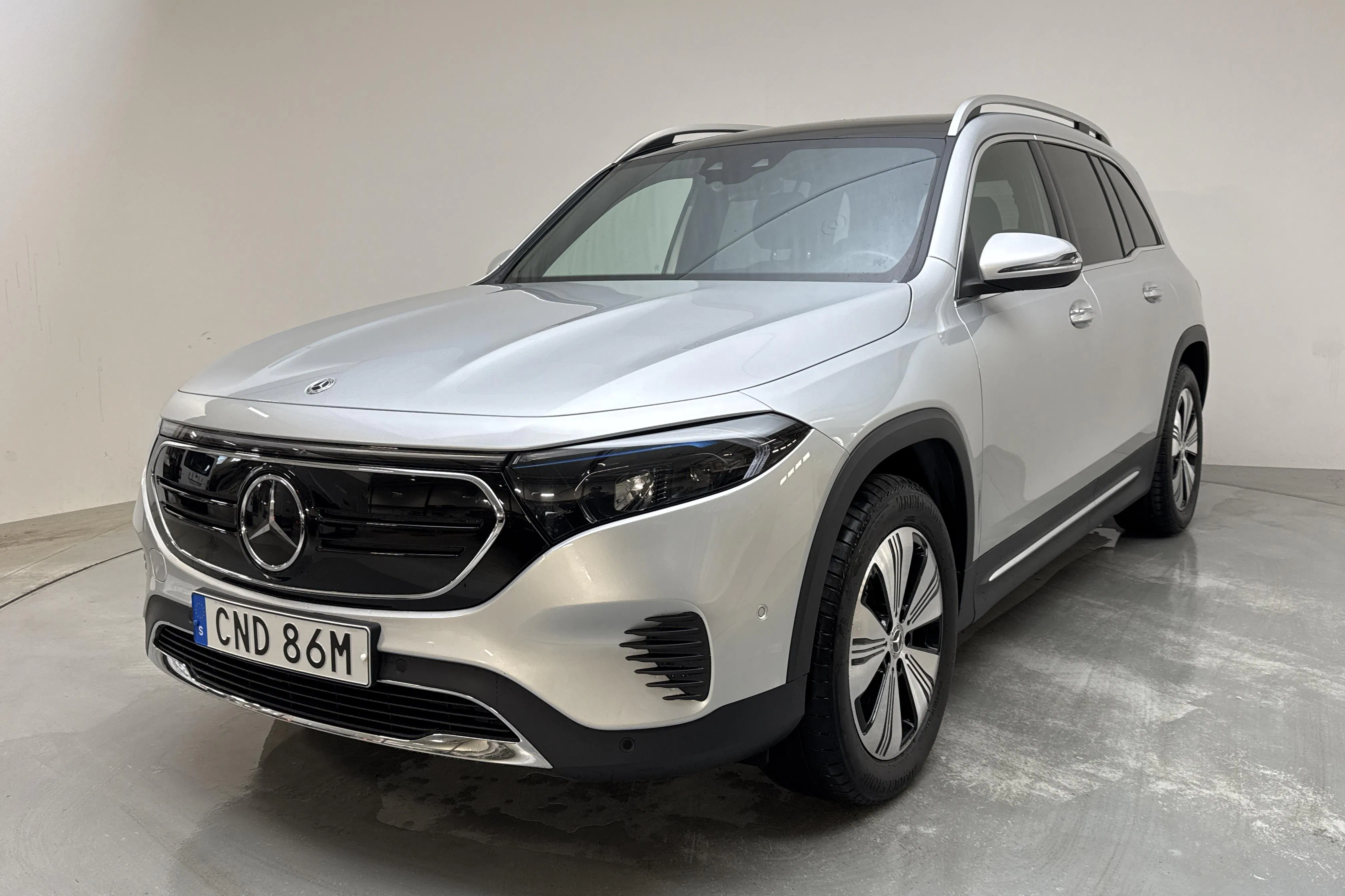Presentationsfoto 1 av 18: Mercedes EQB 300 4MATIC X243 (228hk) - 5 464 mil - Automat - silver - 2024