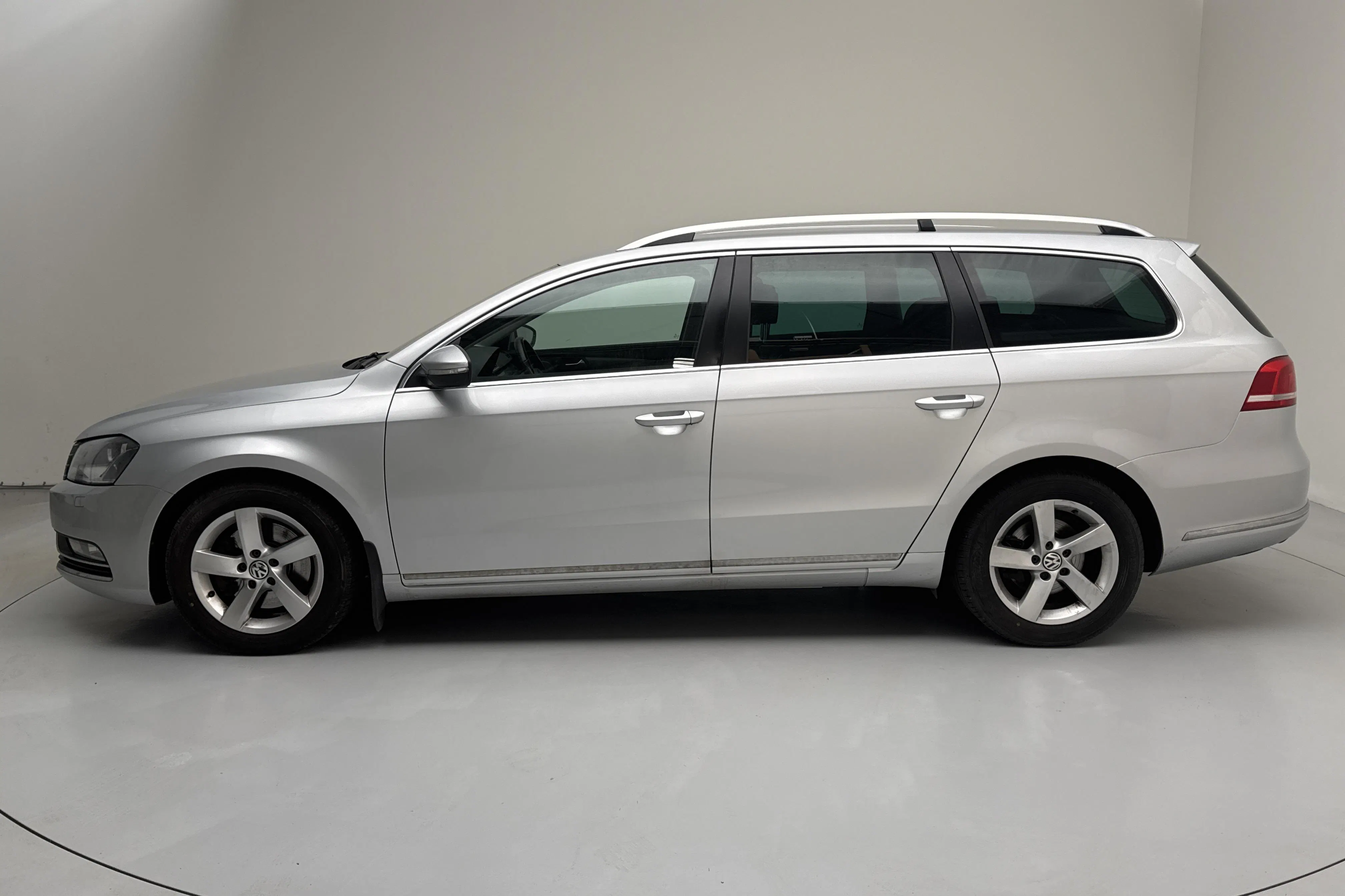 Presentation photo 2 of 15: VW Passat 2.0 TDI BlueMotion Technology Variant 4Motion (140hk) - 181 930 km - Manual - silver - 2014