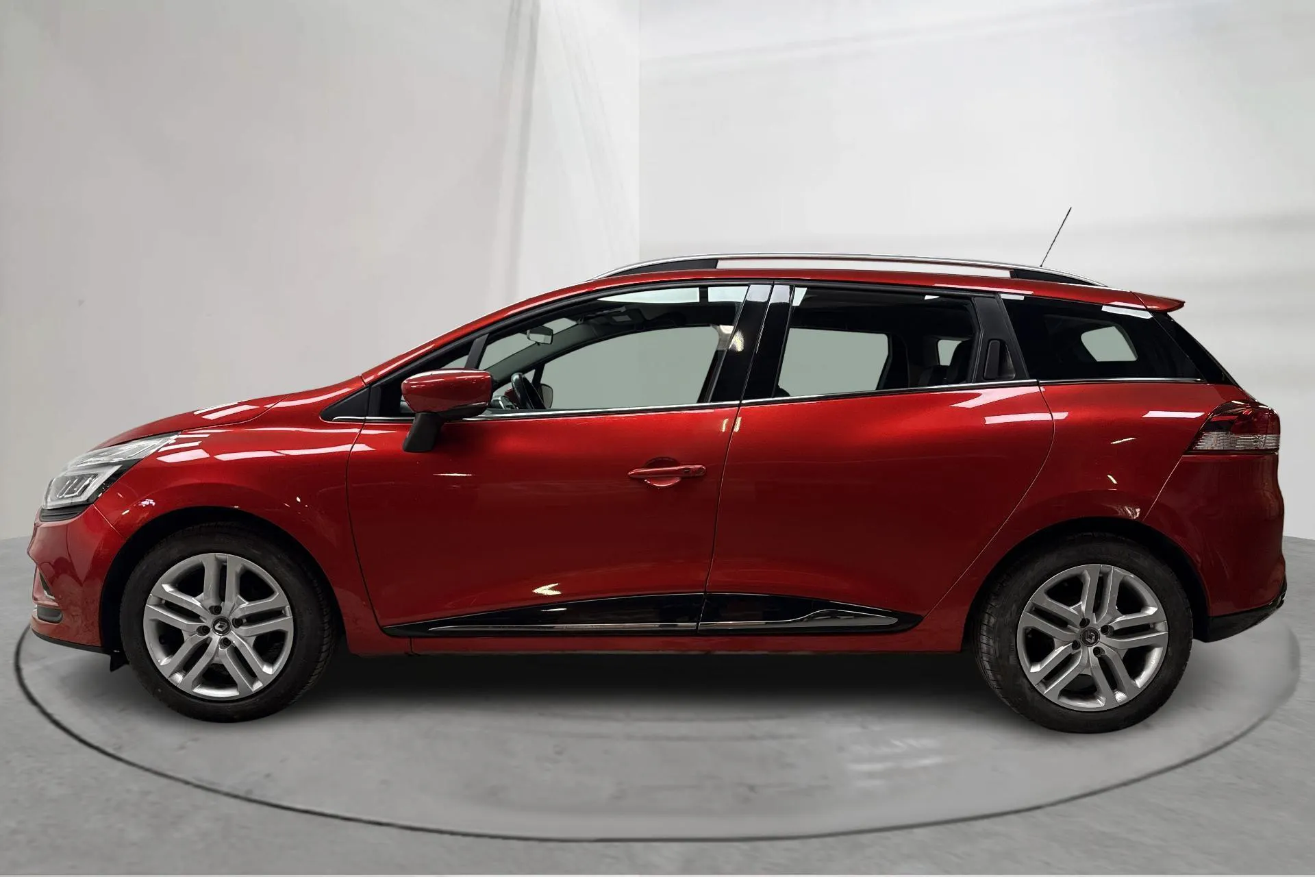 Presentationsfoto 2 av 13: Renault Clio IV 1.5 dCi Sports Tourer (90hk) - 6 304 mil - Manuell - röd - 2018