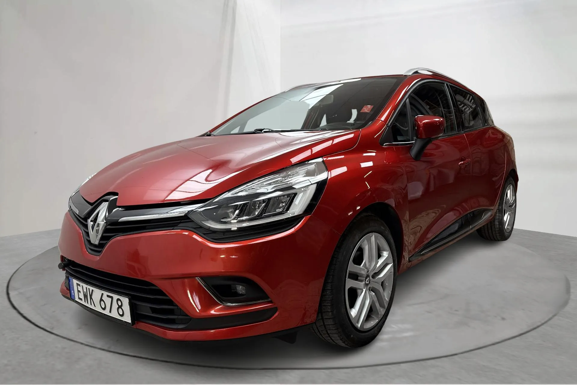 Presentationsfoto 1 av 13: Renault Clio IV 1.5 dCi Sports Tourer (90hk) - 6 304 mil - Manuell - röd - 2018
