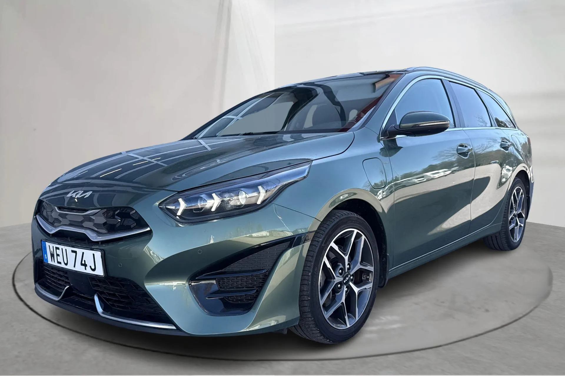 Presentationsfoto 1 av 21: KIA Ceed 1.6 Plug-in Hybrid SW (141hk) - 5 865 mil - Automat - grön - 2023