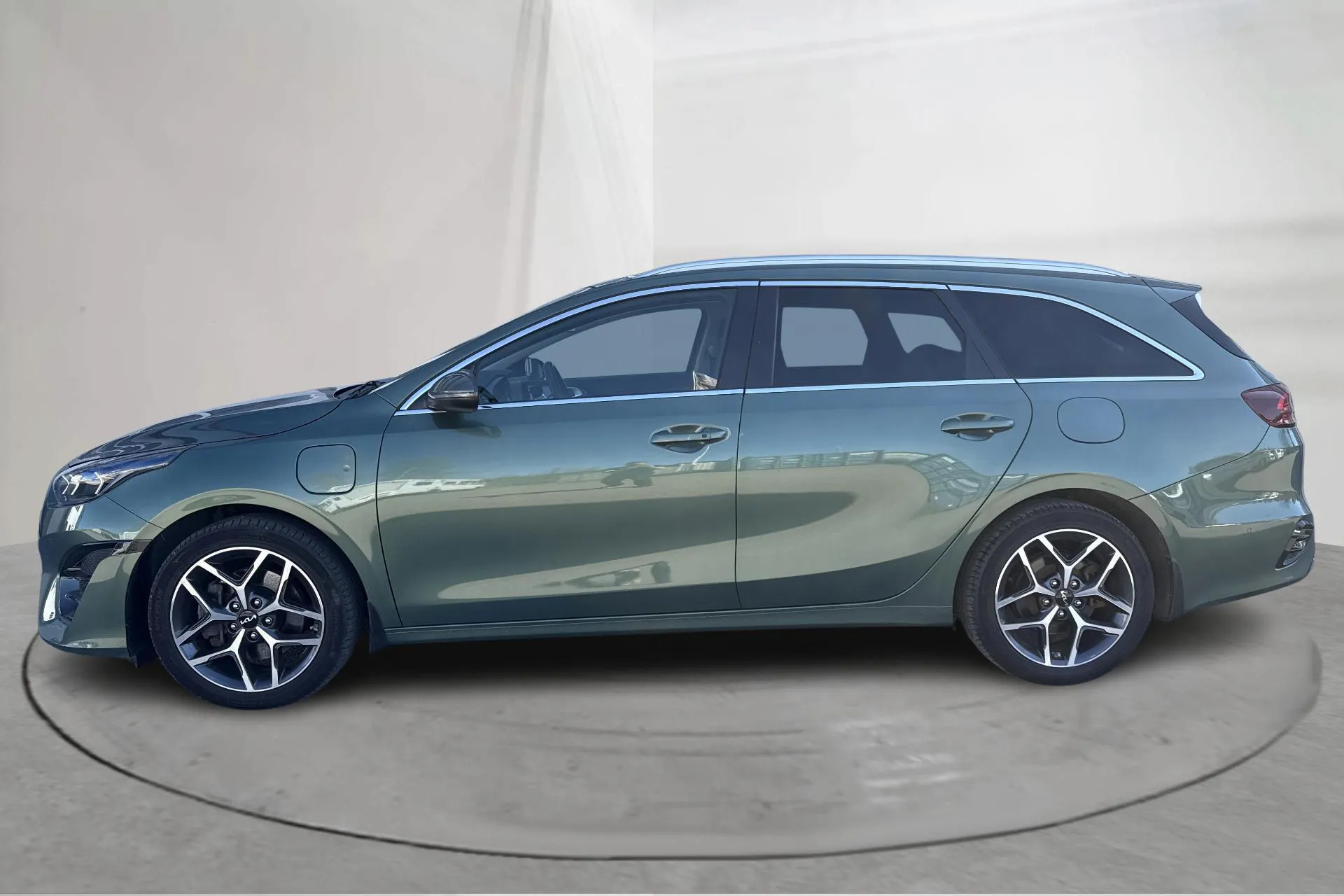 Presentationsfoto 2 av 21: KIA Ceed 1.6 Plug-in Hybrid SW (141hk) - 5 865 mil - Automat - grön - 2023