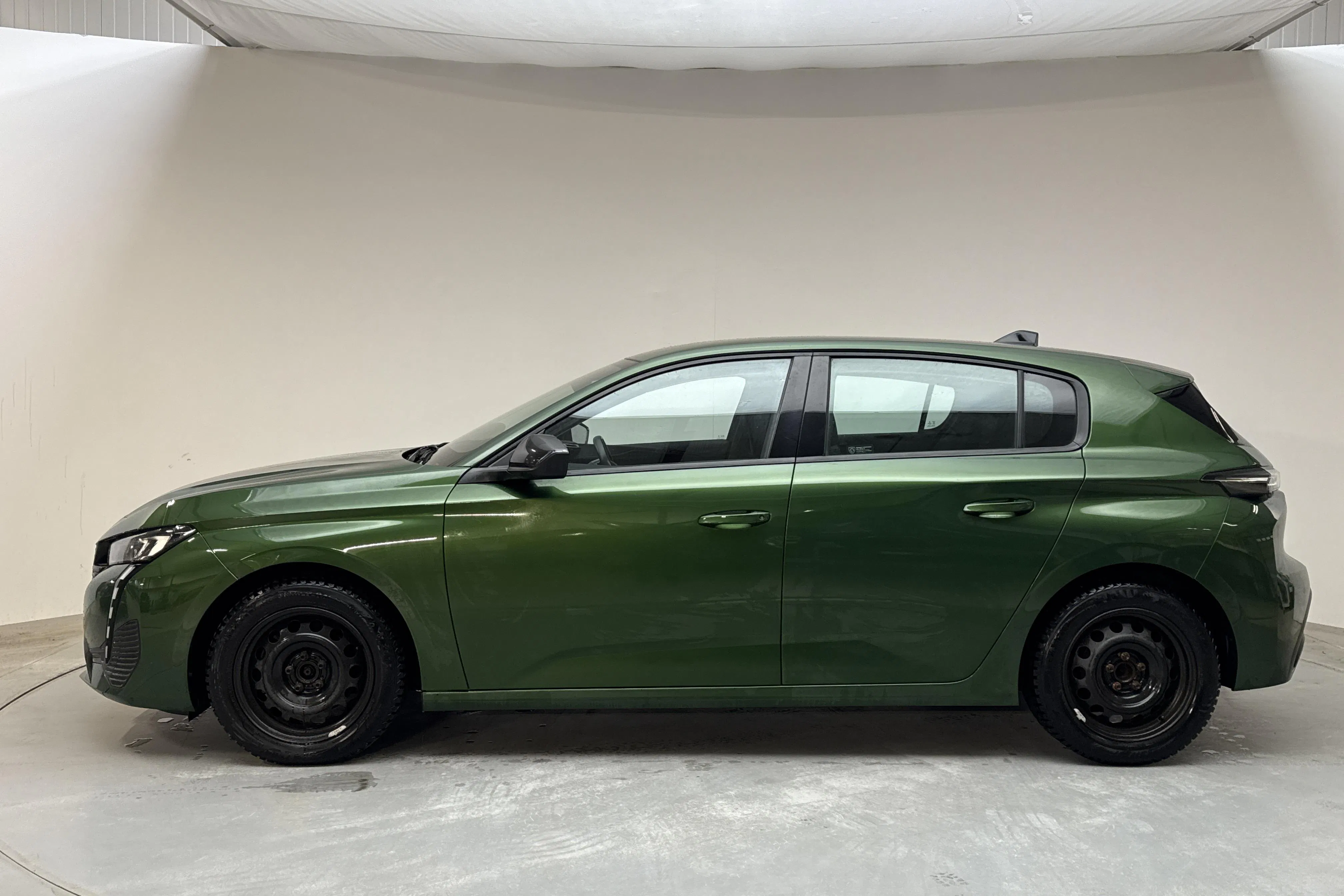 Presentationsfoto 2 av 10: Peugeot 308 1.2 PureTech 5dr (130hk) - 6 171 mil - Manuell - grön - 2023