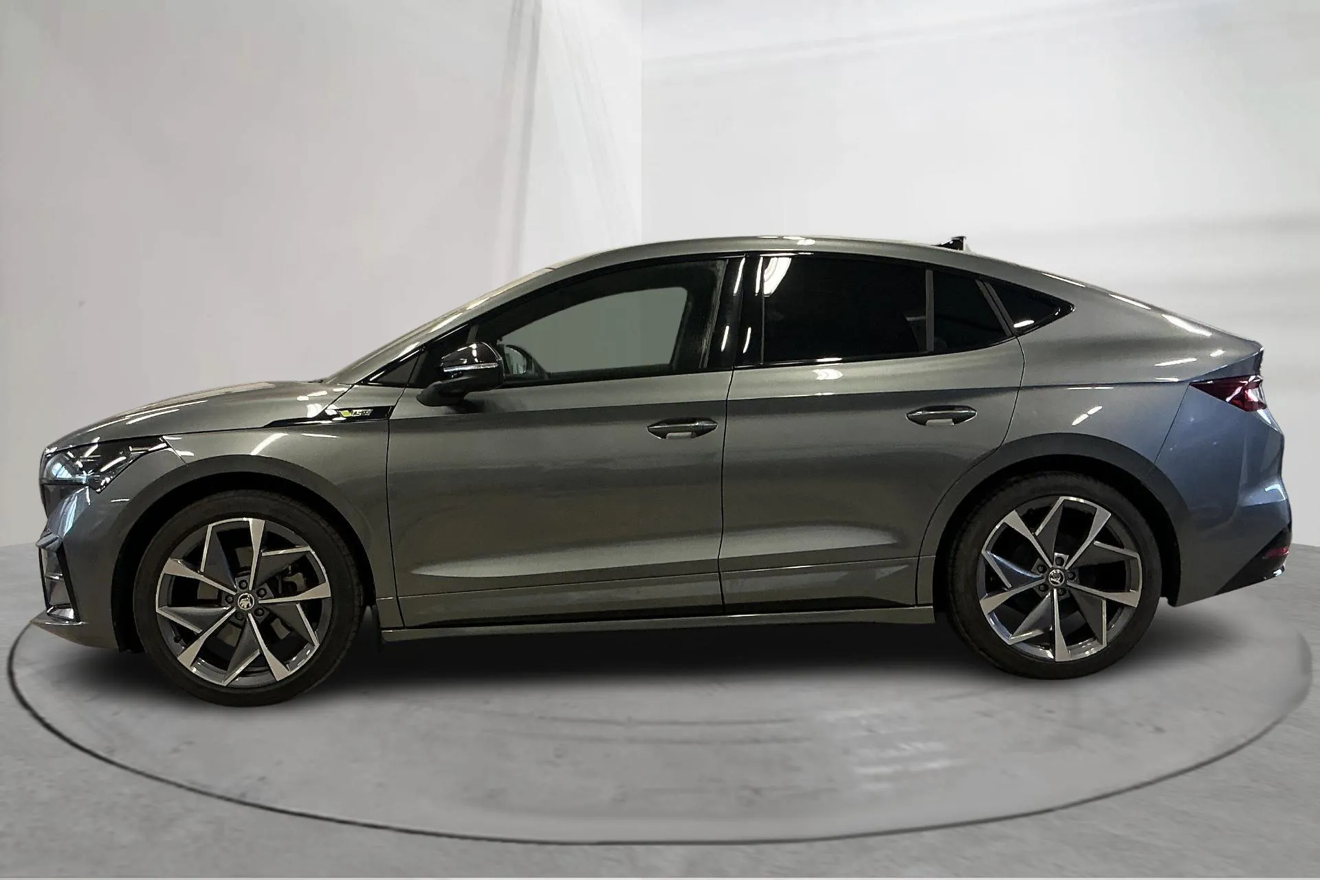 Präsentationsfoto 2 von 22: Skoda Enyaq RS Coupé iV 4x4 82kWh (340hk) - 68 330 Kilometer - Verkaufsautomat - grau - 2024