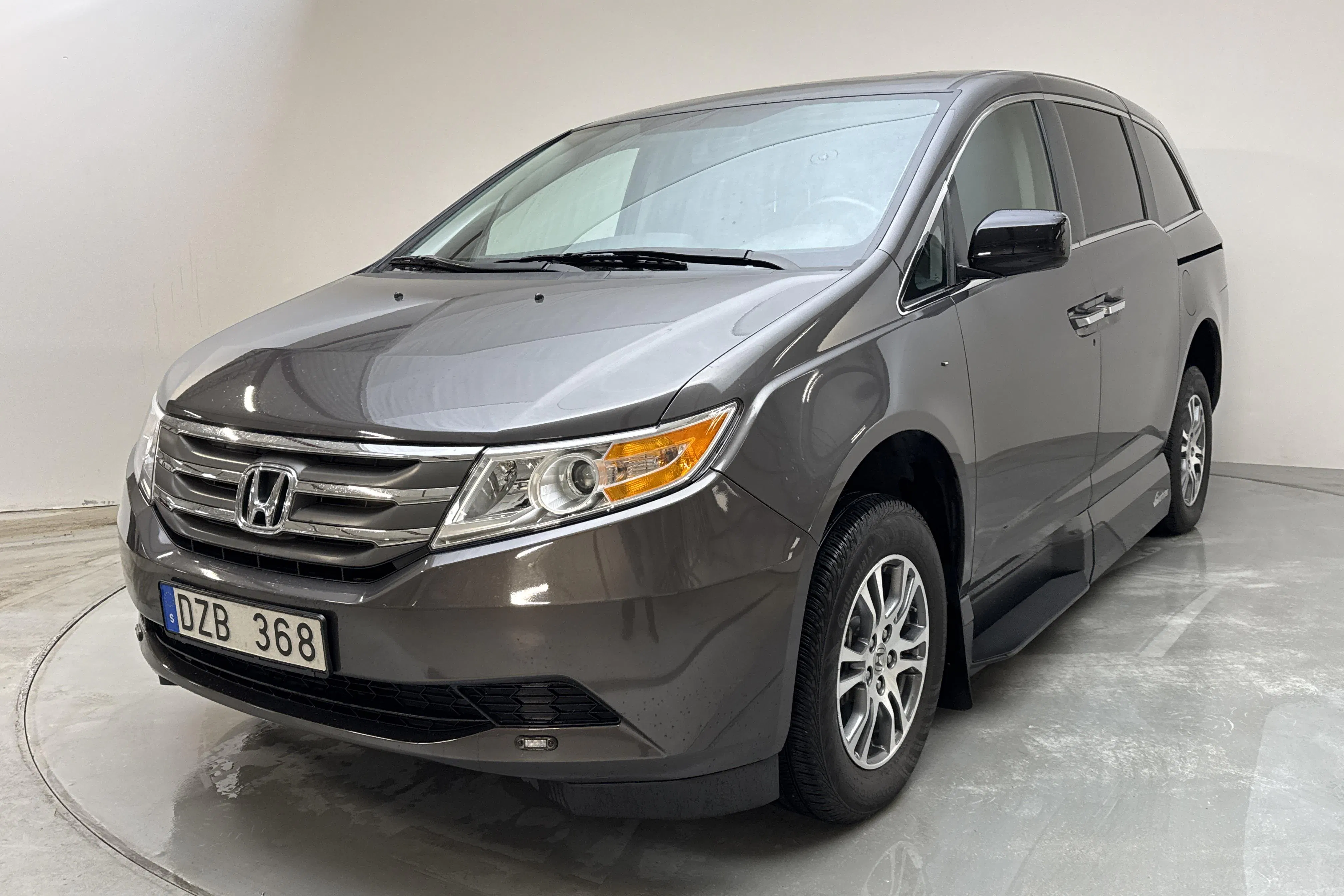 Presentation photo 1 of 18: Honda Odyssey 3.5 V6 (251hk) - 15 080 km - Automatic - Dark Grey - 2013