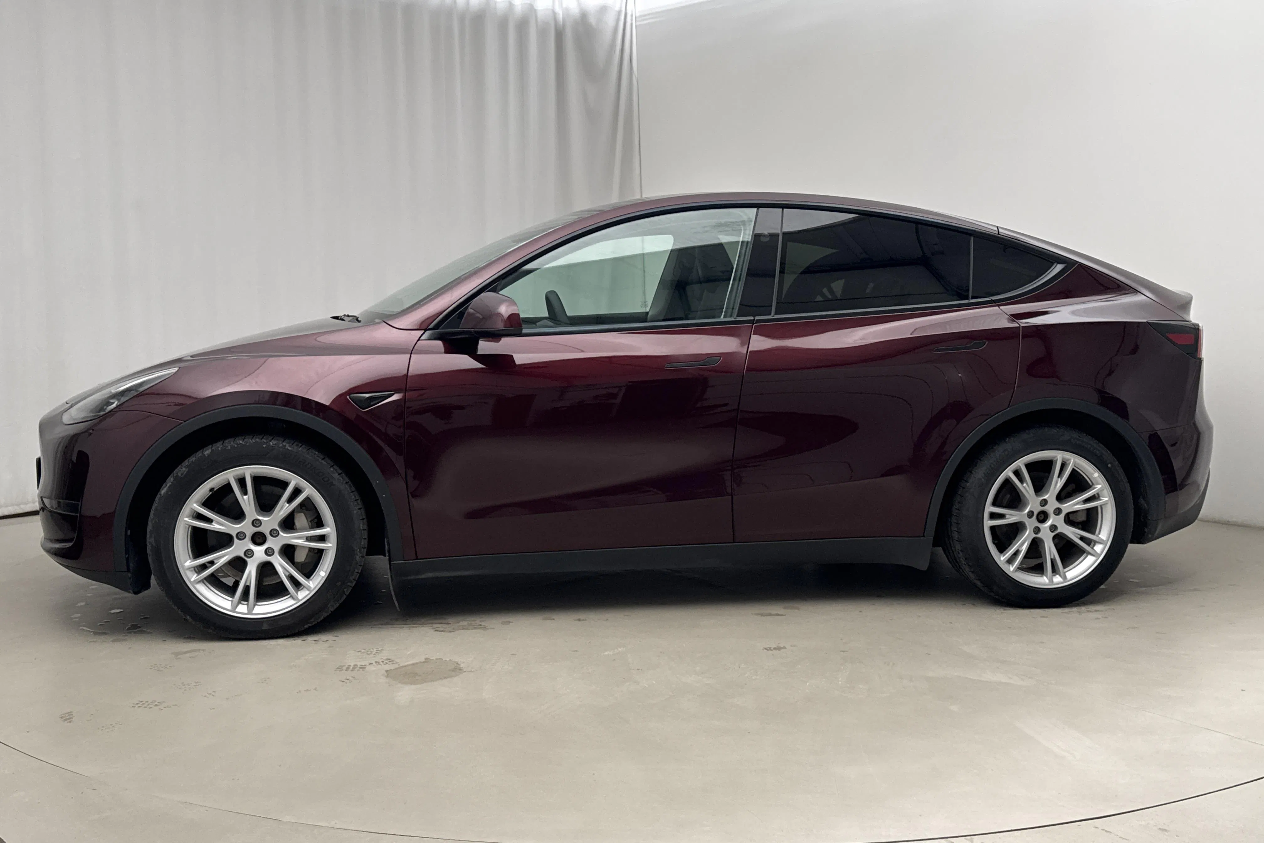 Presentationsfoto 2 av 20: Tesla Model Y Long Range Dual Motor AWD - 8 170 mil - Automat - röd - 2024