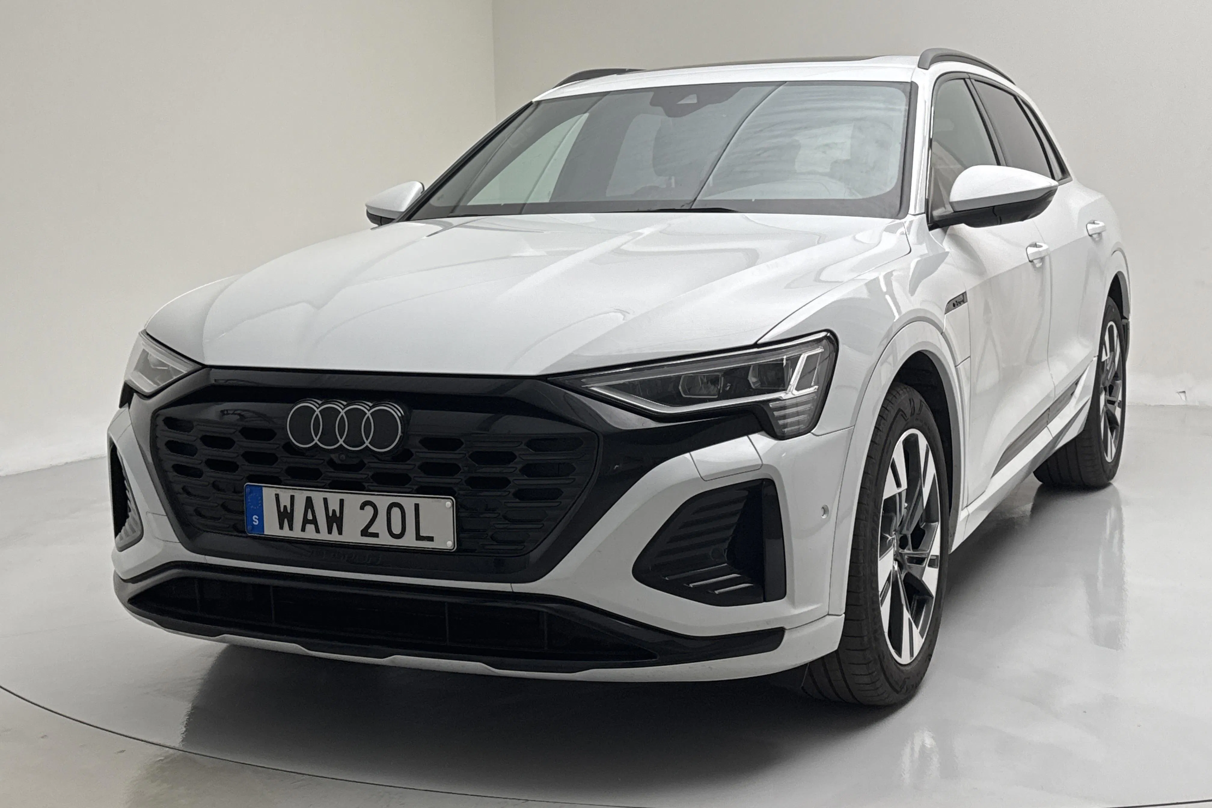 Esitlusfoto 1 aadressil 19: Audi Q8 55 e-tron quattro (408hk) - 75 350 km - Automaatne - valge - 2024