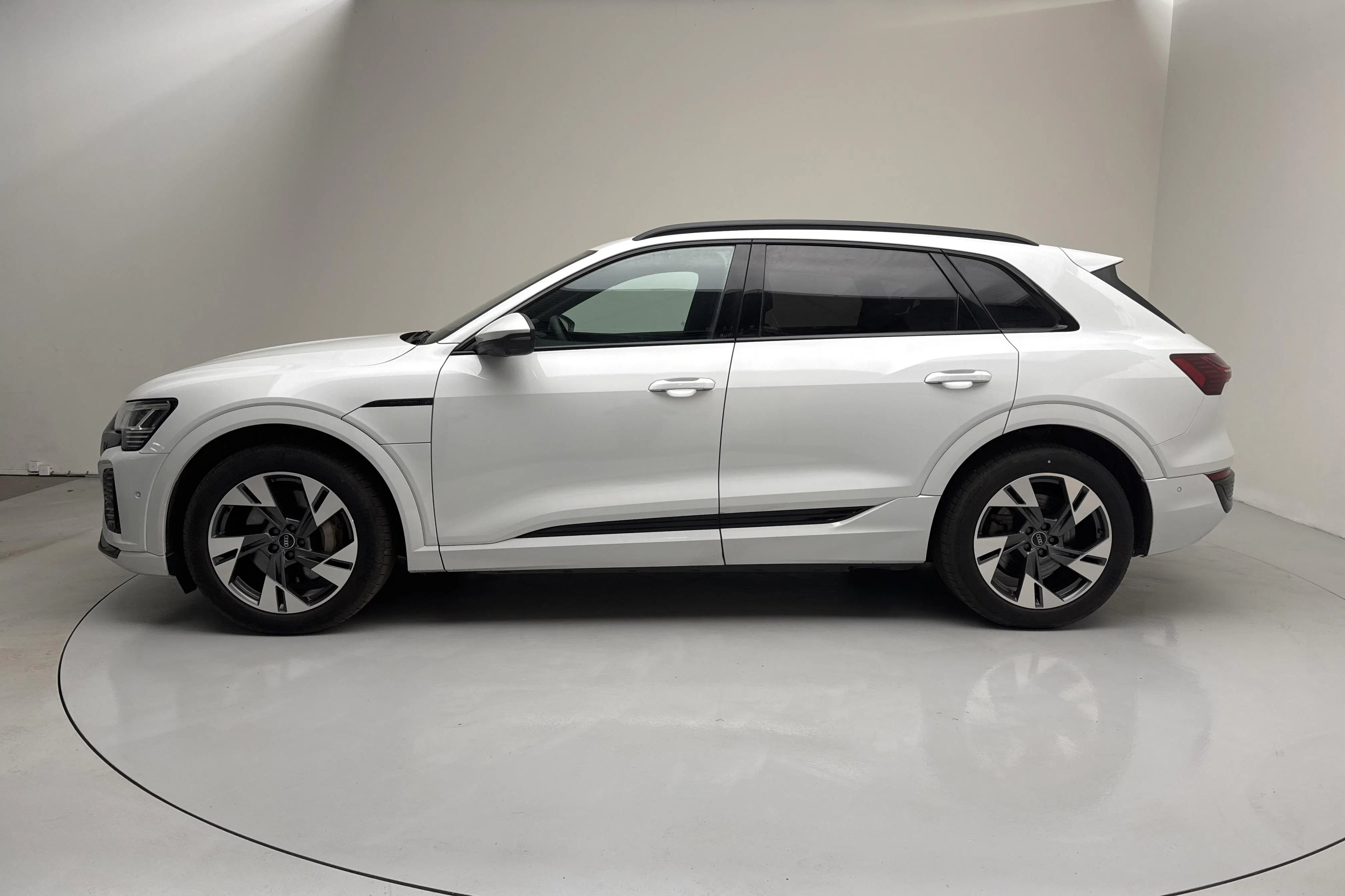 Esitlusfoto 2 aadressil 19: Audi Q8 55 e-tron quattro (408hk) - 75 350 km - Automaatne - valge - 2024