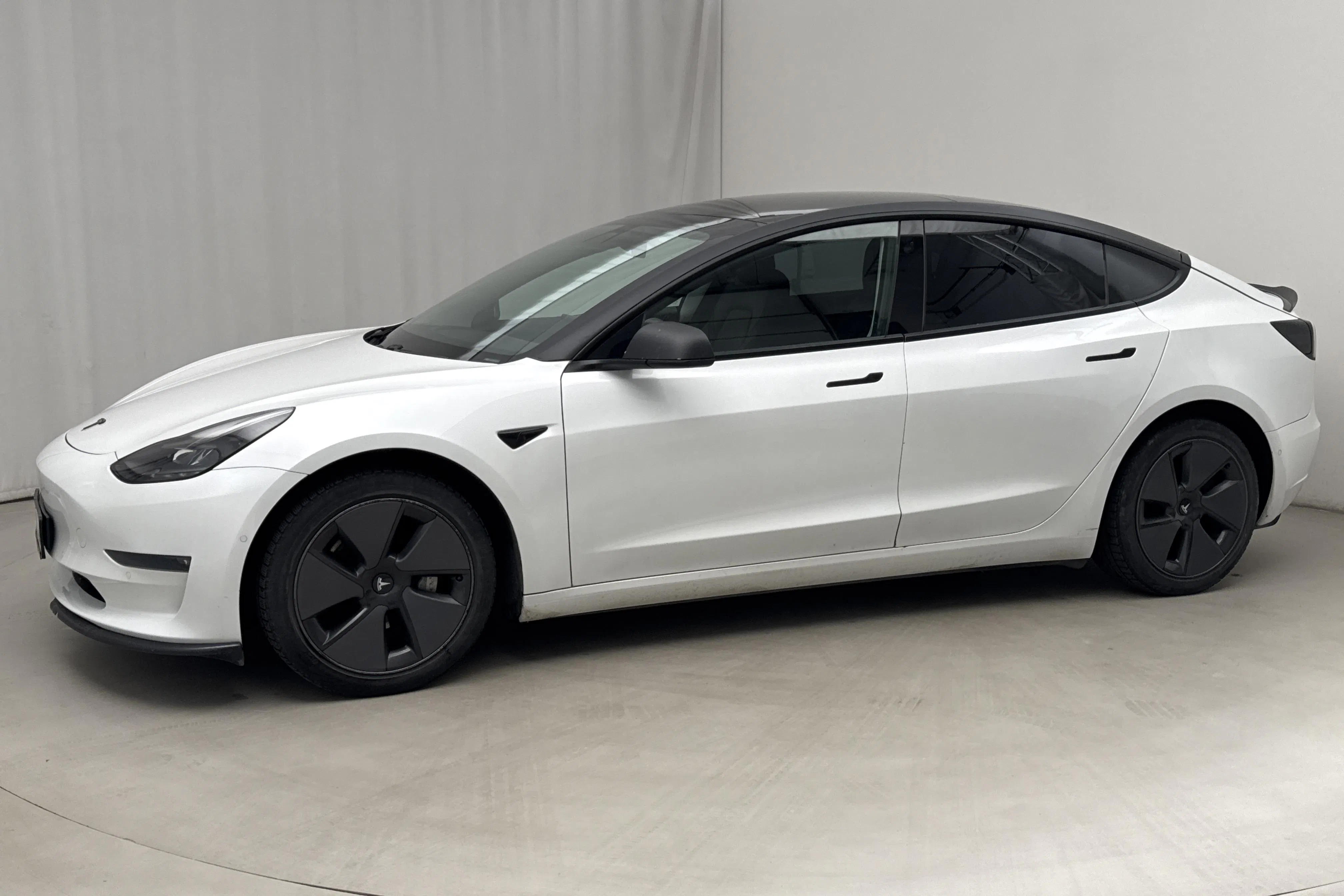 Presentation photo 2 of 20: Tesla Model 3 Long Range Dual Motor AWD - 90 650 km - Automatic - white - 2021