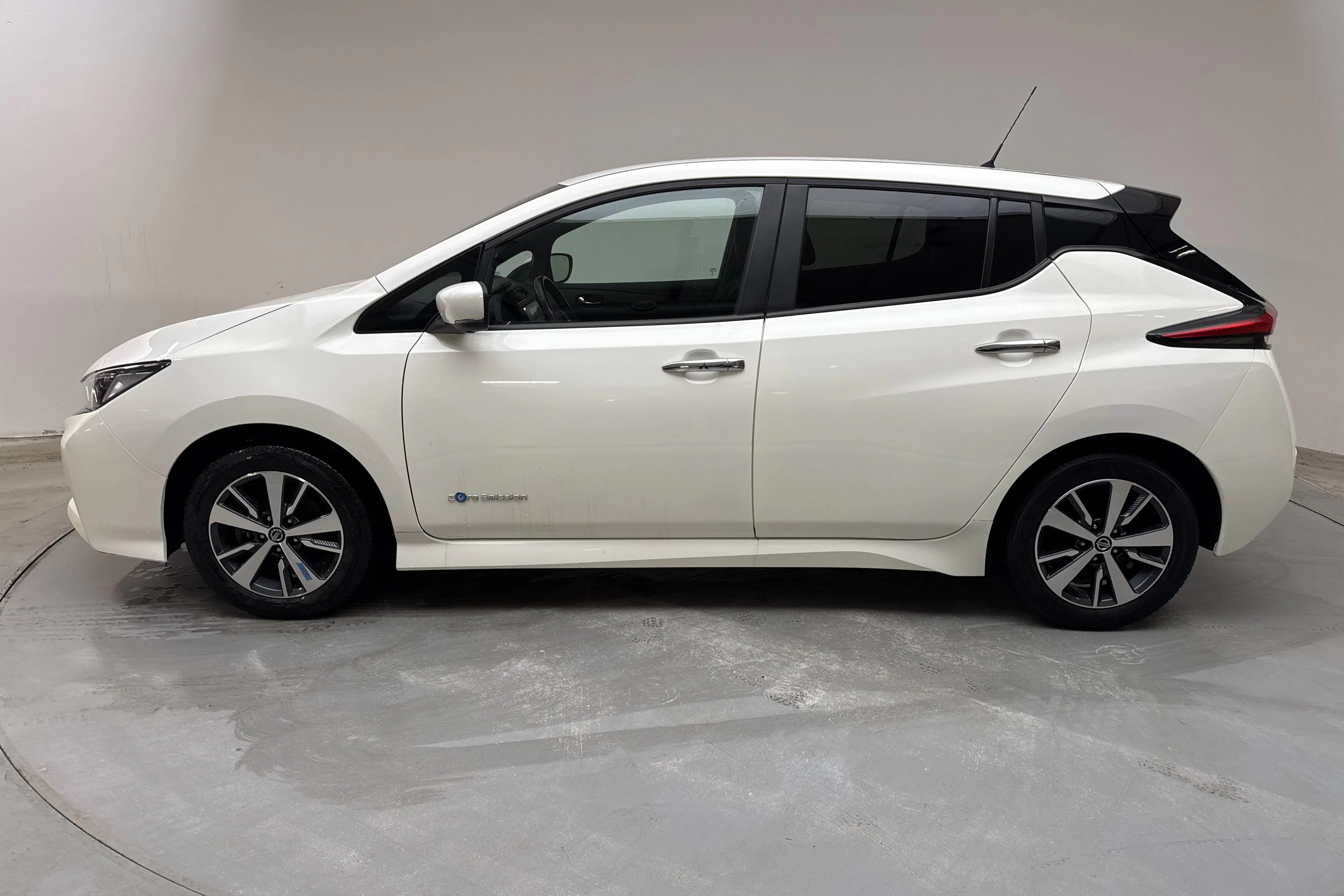 Presentationsfoto 2 av 16: Nissan LEAF 5dr 39kWh (150hk) - 3 422 mil - Automat - vit - 2019
