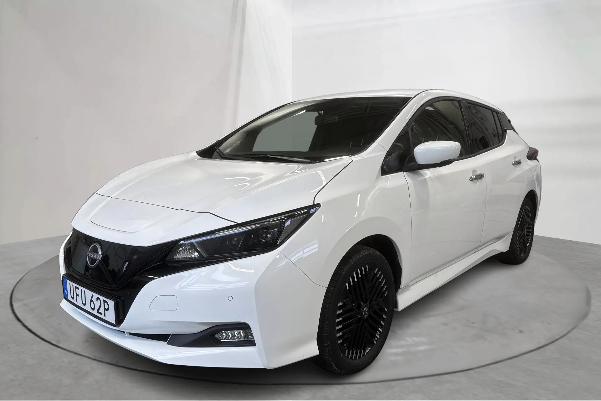 Presentation photo 1 of 18: Nissan LEAF 5dr 62kWh (214hk) - 43 710 km - Automatic - white - 2023
