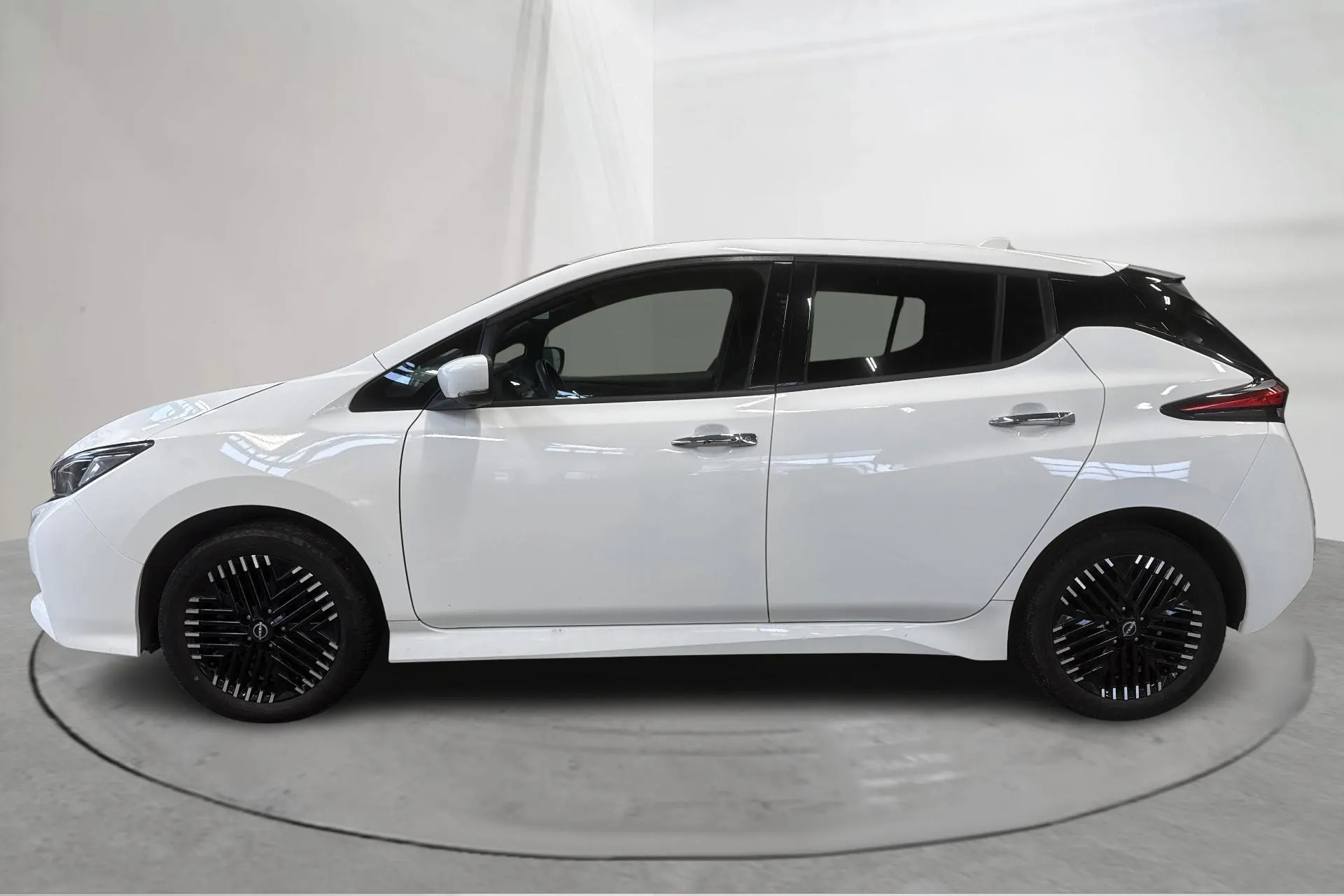 Presentation photo 2 of 18: Nissan LEAF 5dr 62kWh (214hk) - 43 710 km - Automatic - white - 2023