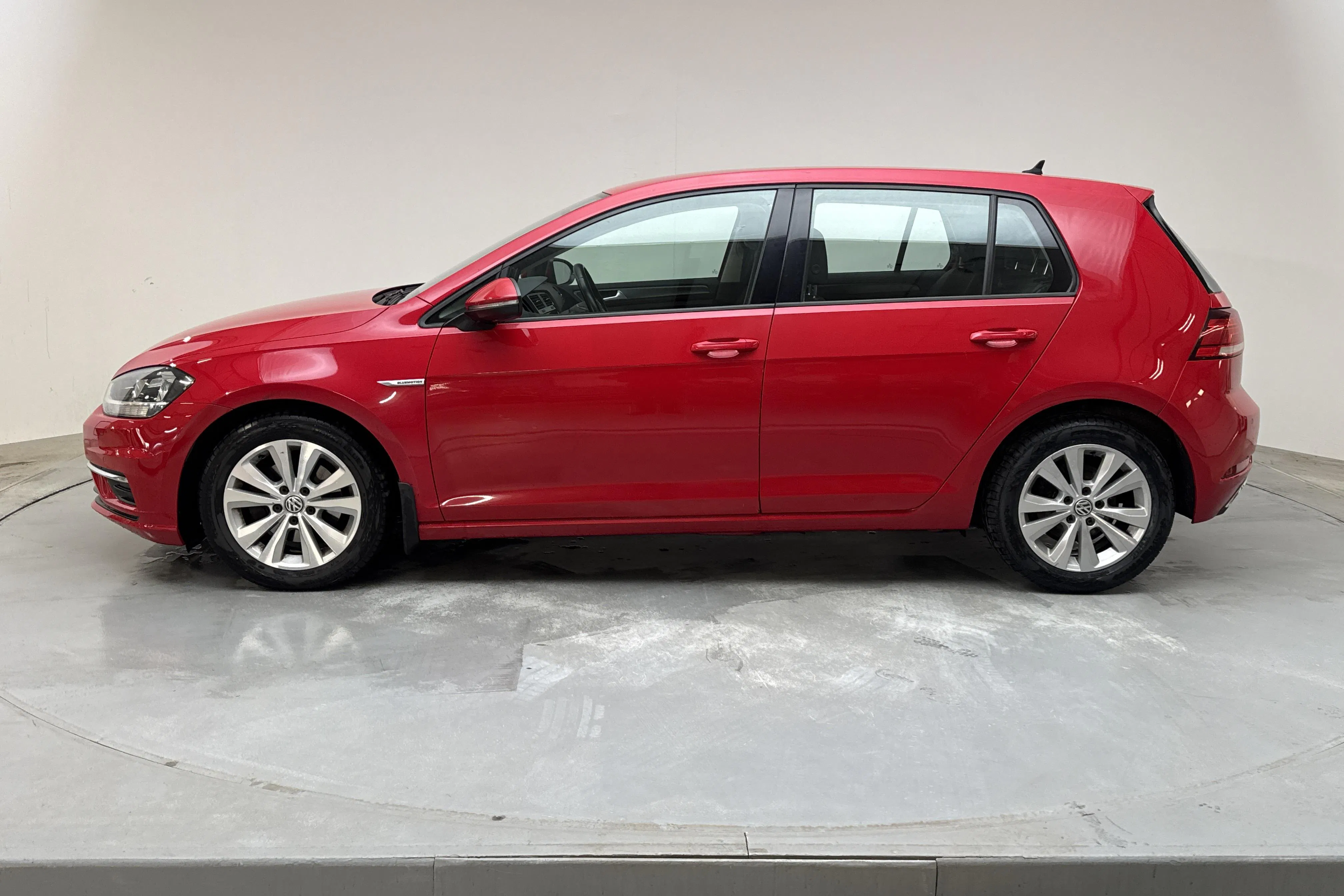Presentationsfoto 2 av 11: VW Golf VII 1.4 TGI 5dr (110hk) - 17 634 mil - Automat - röd - 2018