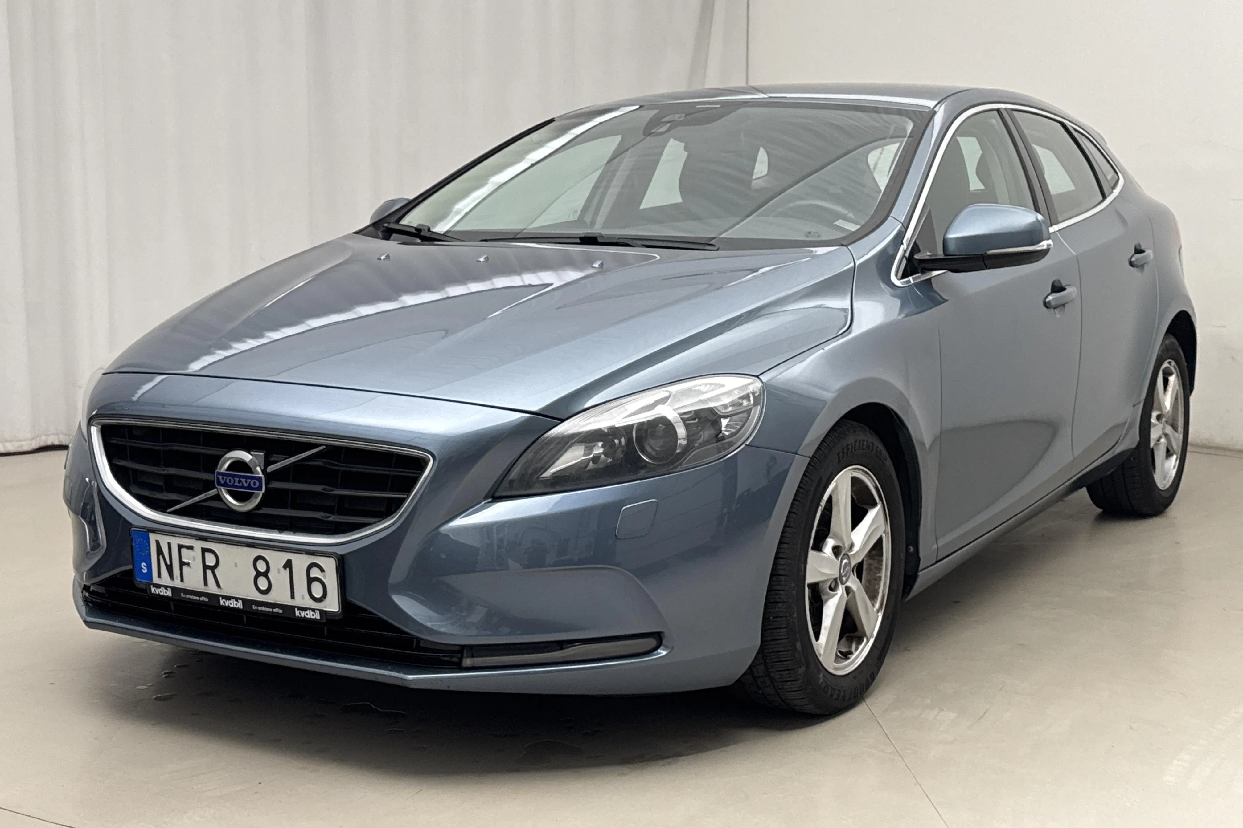 Presentationsfoto 1 av 16: Volvo V40 D2 (115hk) - 19 215 mil - Manuell - blå - 2013